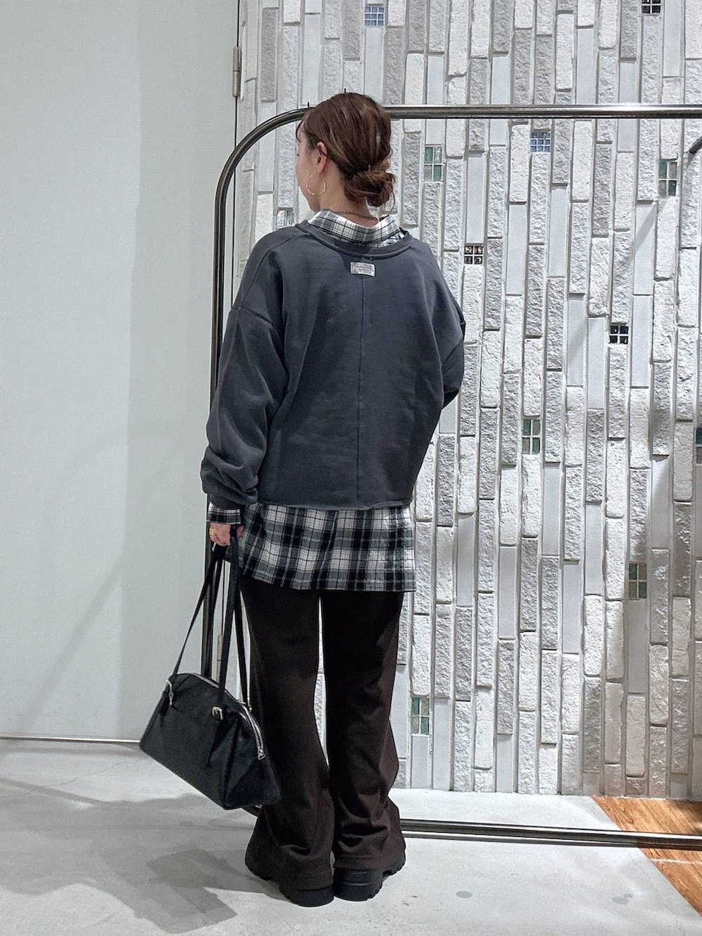 ブラック系のボストンバッグ、ブラック系のその他シューズ、グレー系のTシャツ/カットソーを着用したレディースの冬コーディネートの3枚目の写真