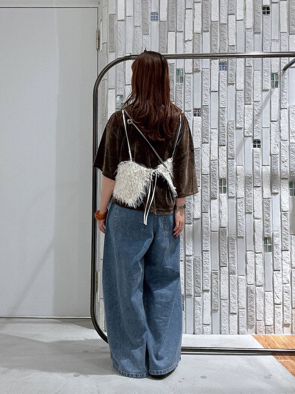ホワイト系のその他トップス、ベージュ系のサンダル、ブラウン系のTシャツ/カットソーを着用したレディースの夏コーディネートの4枚目の写真