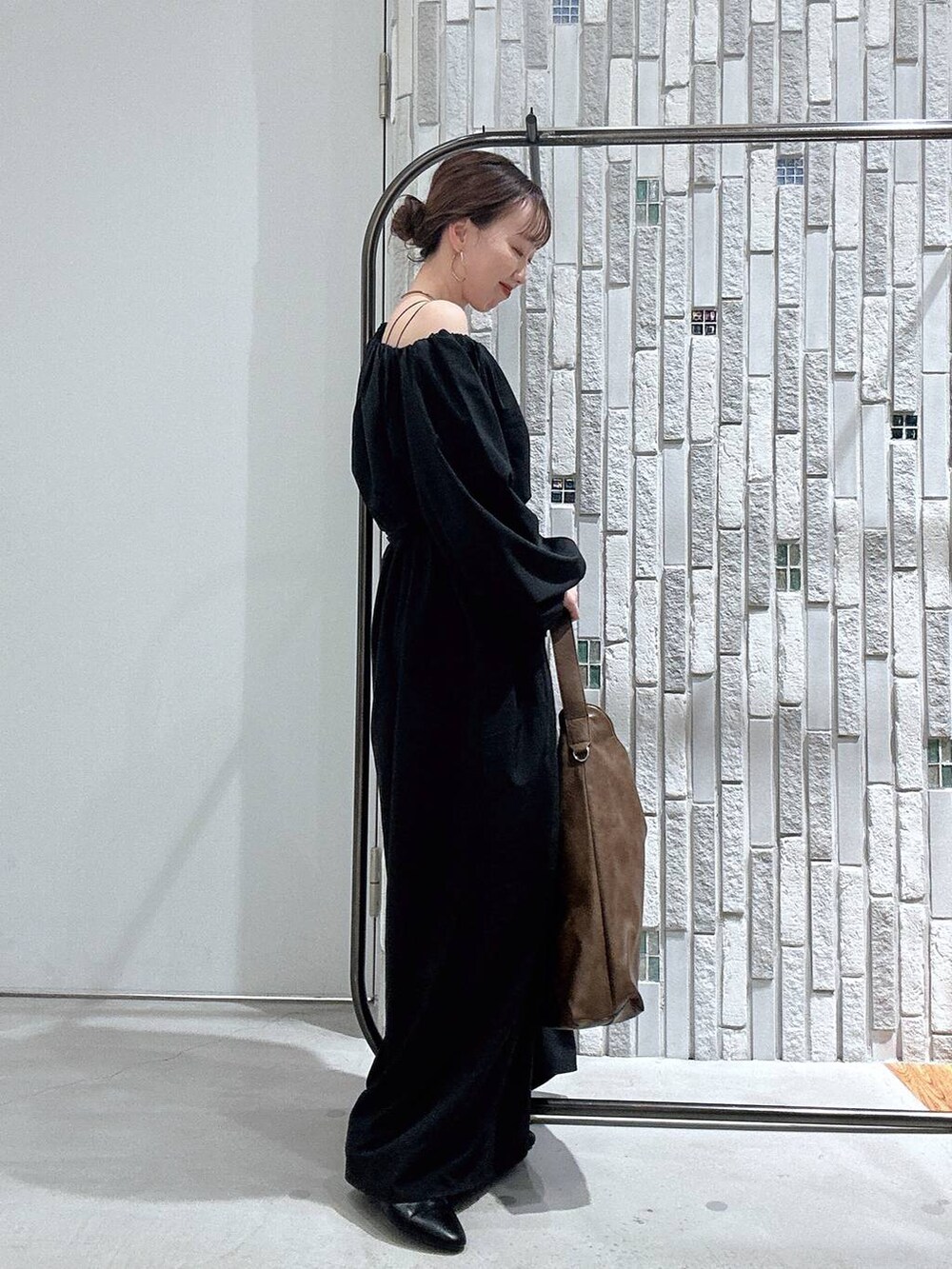 ブラウン系のショルダーバッグ、ブラック系のパンプス、ブラック系のつなぎ/オールインワンを着用したレディースの春コーディネートの4枚目の写真