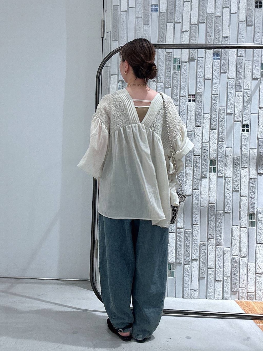 ベージュ系のシャツ/ブラウス、シルバー系のショルダーバッグ、ブラック系のパンプスを着用したレディースの春コーディネートの4枚目の写真