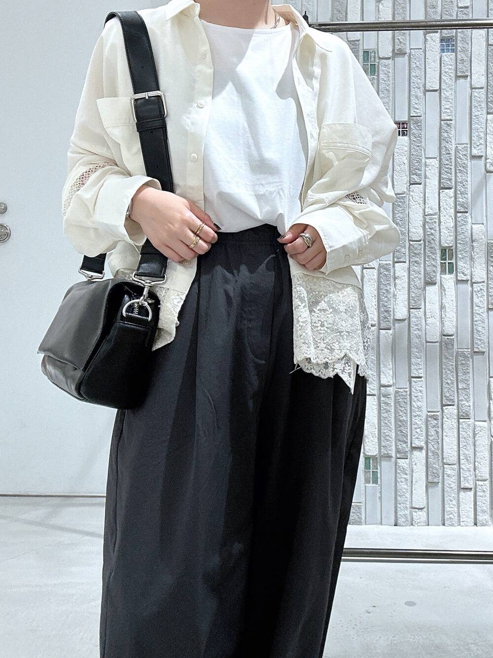 ベージュ系のシャツ/ブラウス、ホワイト系のTシャツ/カットソー、ブラック系のショルダーバッグを着用したレディースの夏コーディネートの5枚目の写真