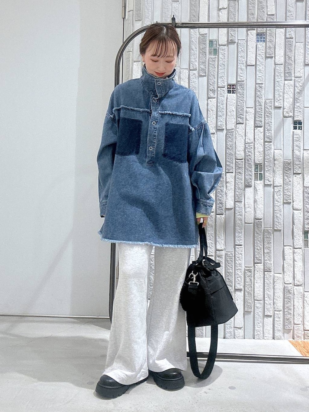 イエロー系のTシャツ/カットソー、ブルー系のシャツ/ブラウス、ブラック系のショルダーバッグを着用したレディースの冬コーディネートの3枚目の写真