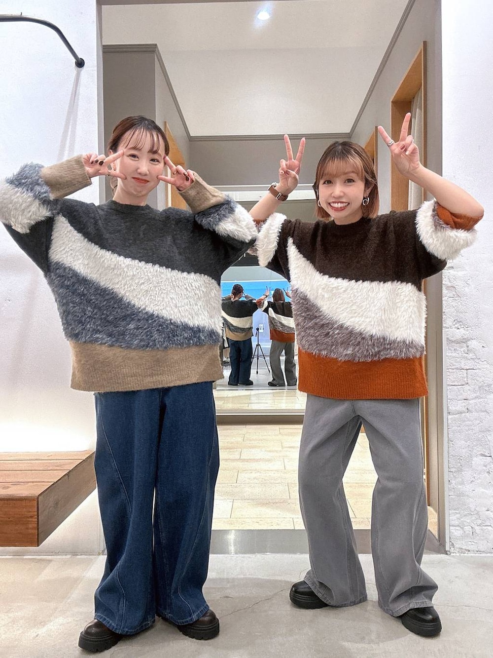 ブラウン系のブーツ、ブラック系のブーツ、ブルー系のデニムパンツを着用したレディースの冬コーディネートの2枚目の写真