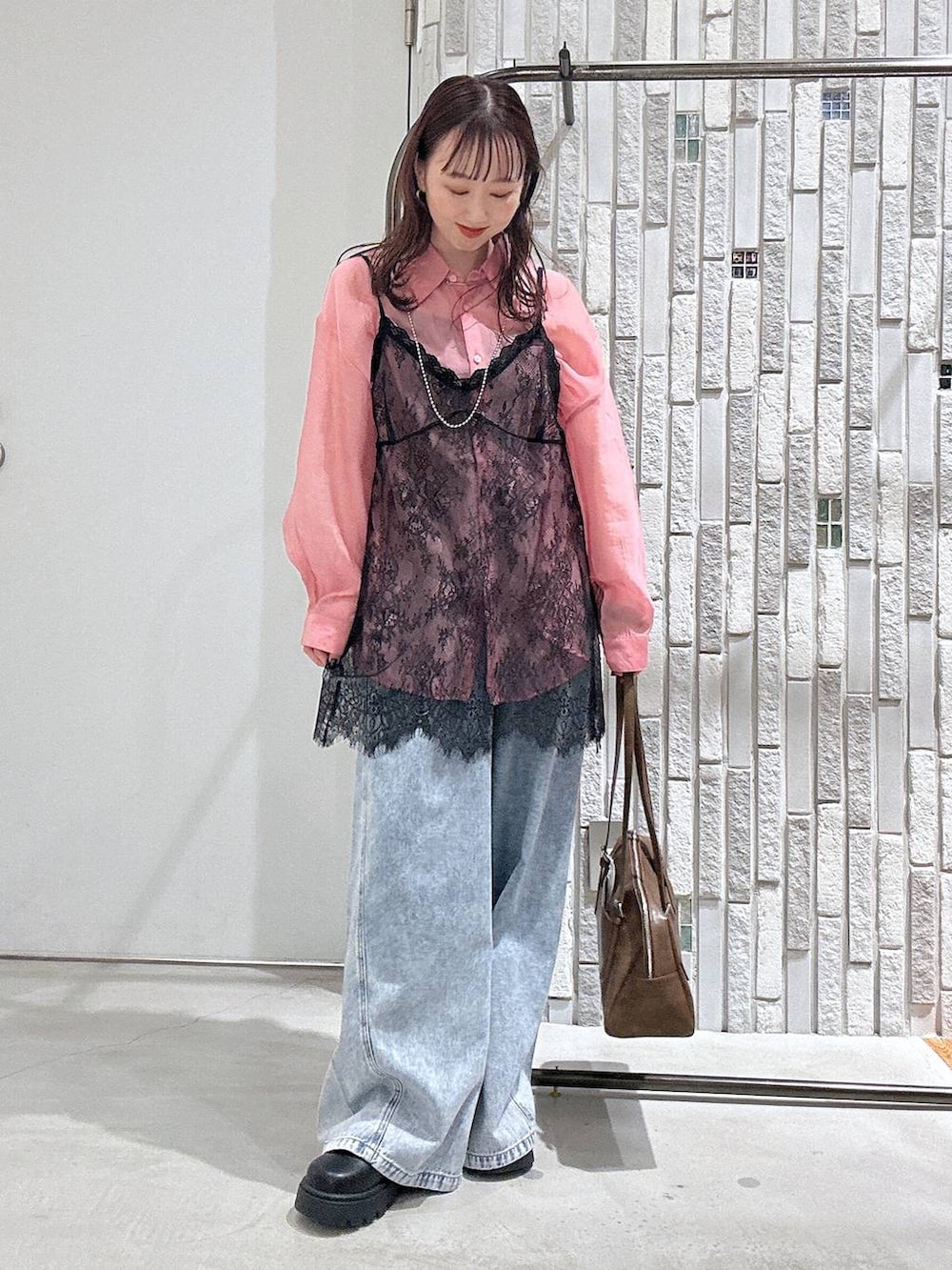 ピンク系のシャツ/ブラウス、ブラウン系のボストンバッグ、ブラック系のその他シューズを着用したレディースの春コーディネートの2枚目の写真