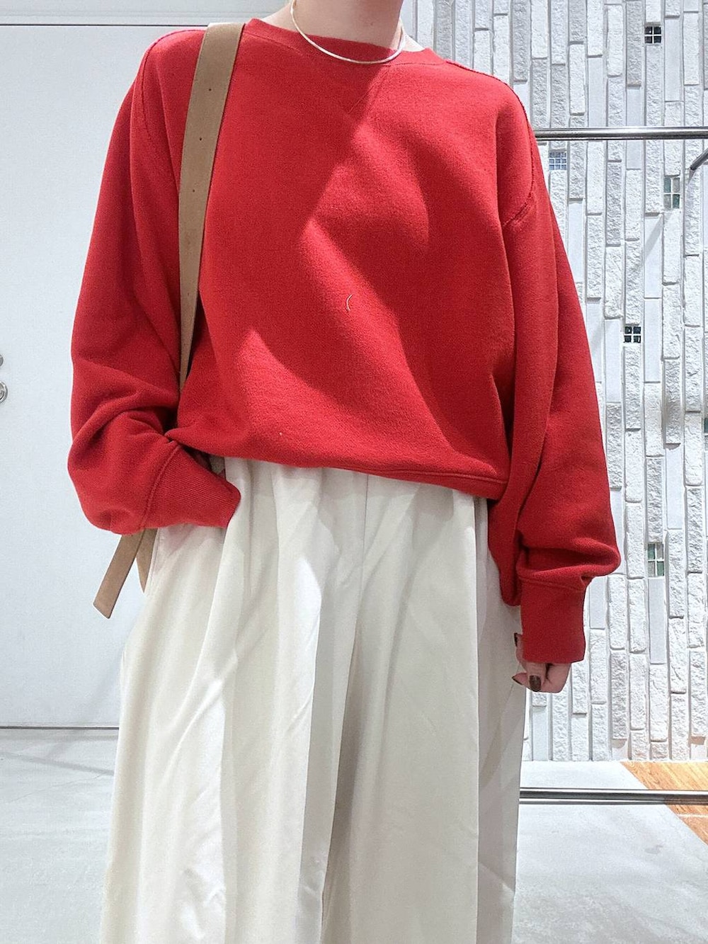 ホワイト系のその他パンツ、ブラウン系のショルダーバッグ、グレー系のその他アウターを着用したレディースの冬コーディネートの7枚目の写真