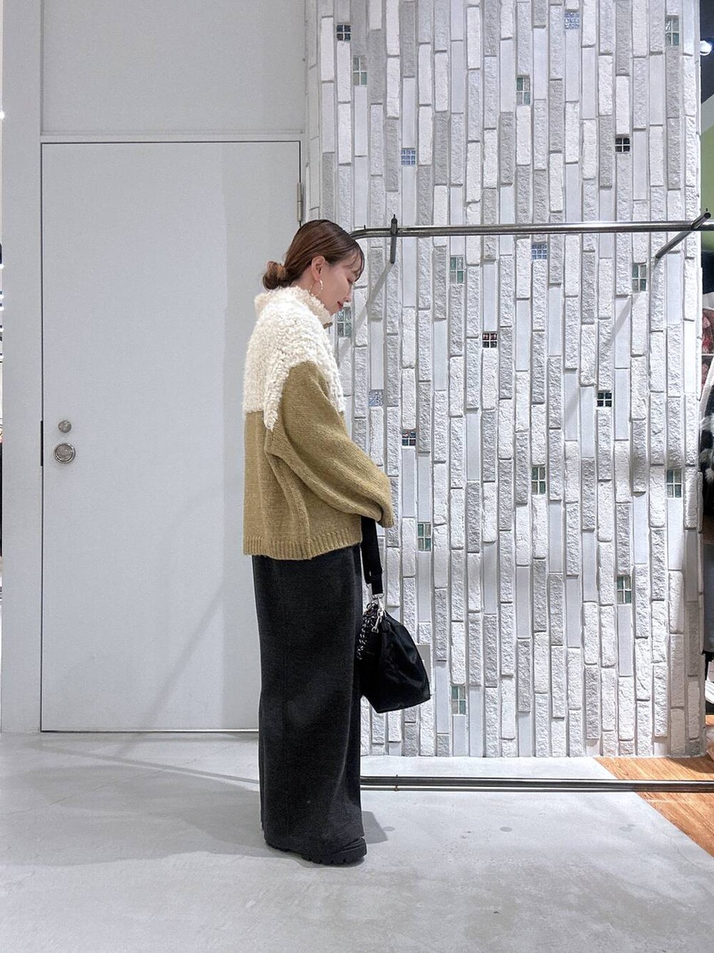 ブラック系のショルダーバッグ、グレー系のその他パンツ、ブラウン系のブーツを着用したレディースの冬コーディネートの3枚目の写真