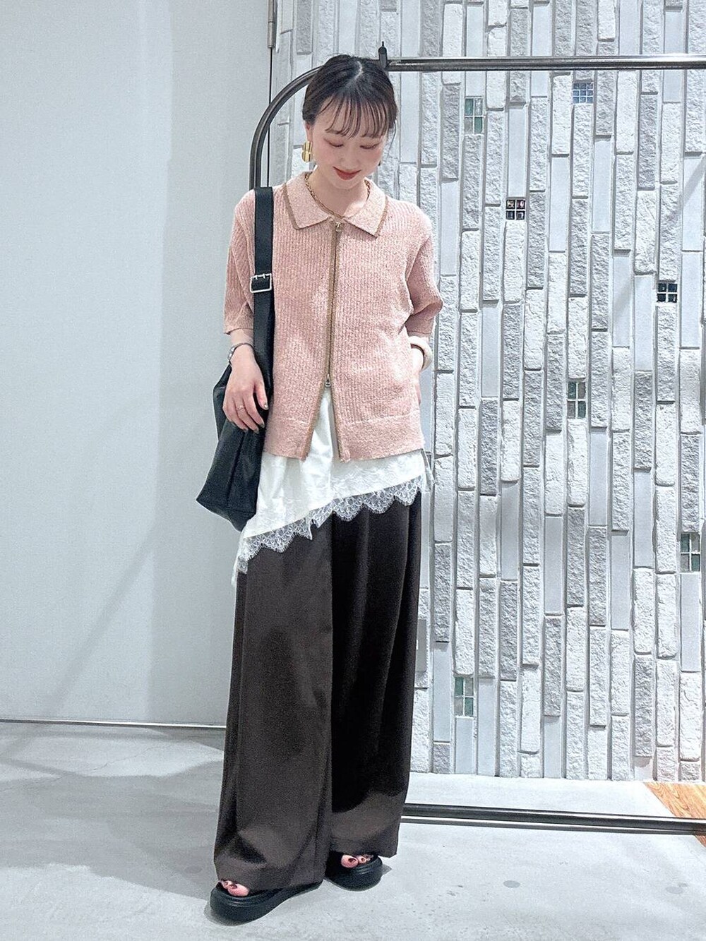 ブラウン系のその他パンツ、ブラック系のサンダル、ブラック系のショルダーバッグを着用したレディースの春コーディネートの2枚目の写真