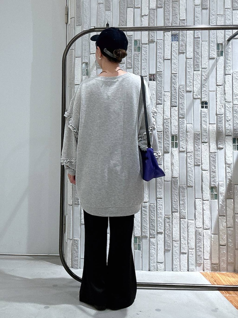 その他のパンプス、パープル系のショルダーバッグ、ブラック系のその他パンツを着用したレディースの秋コーディネートの5枚目の写真