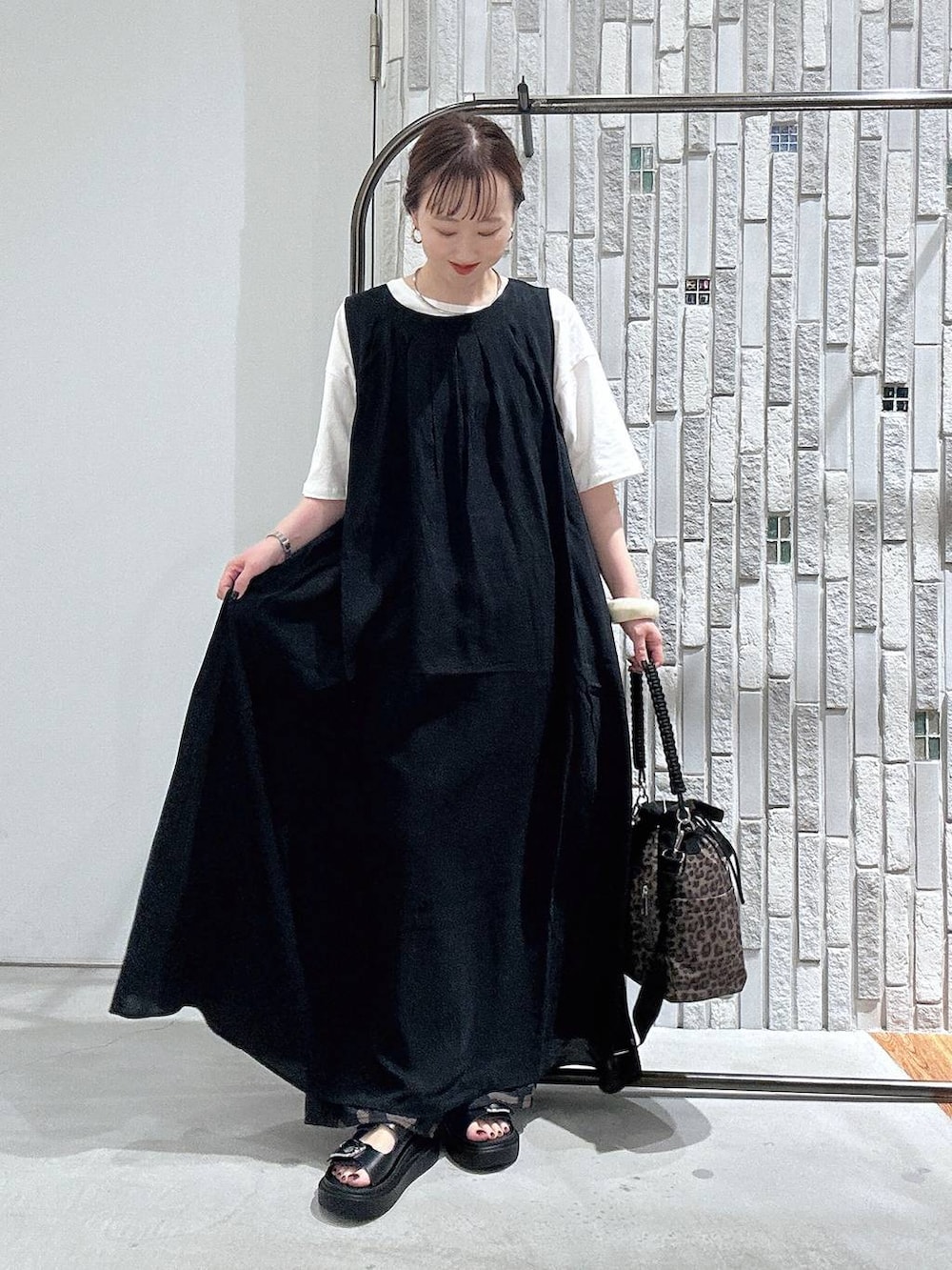 その他のショルダーバッグ、ブラック系のサンダル、ブラック系のワンピースを着用したレディースの夏コーディネートの3枚目の写真