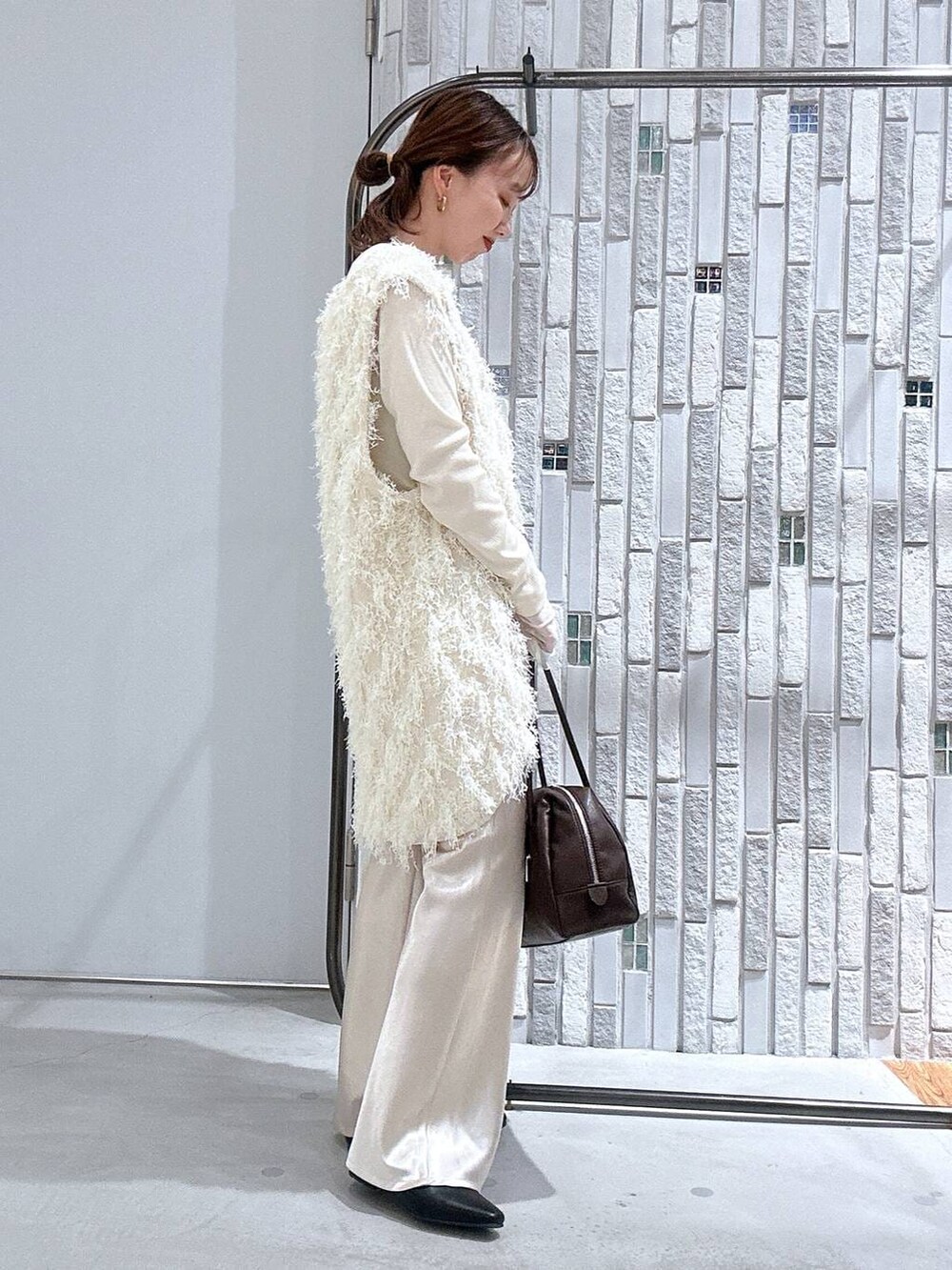 ホワイト系のTシャツ/カットソー、ブラウン系のボストンバッグ、ホワイト系のその他パンツを着用したレディースの春コーディネートの3枚目の写真