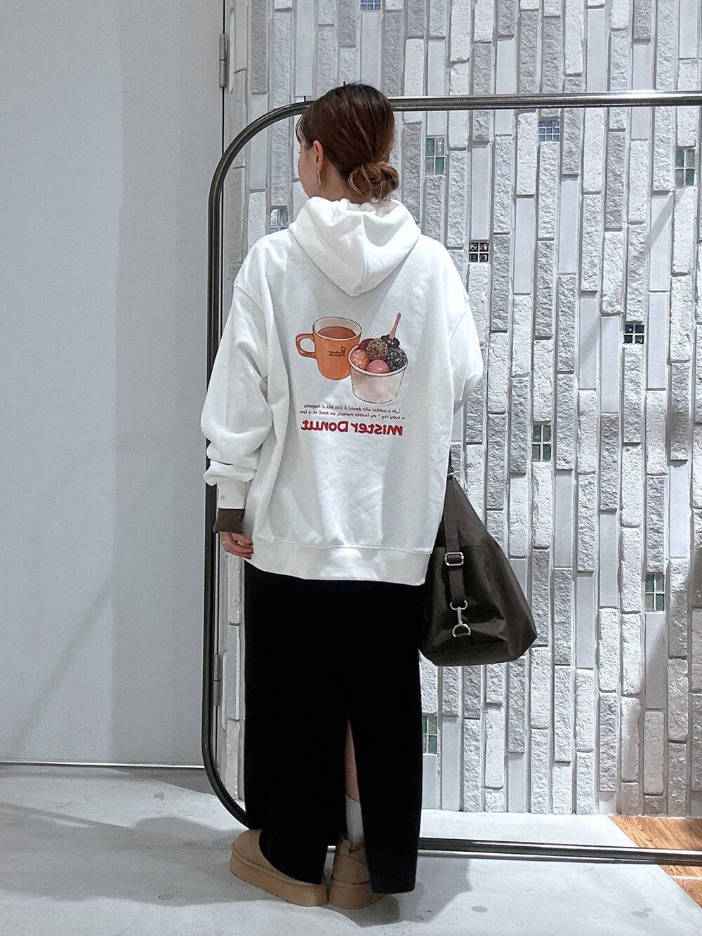 ブラック系のスカート、ブラウン系のTシャツ/カットソー、ブラウン系のショルダーバッグを着用したレディースの冬コーディネートの4枚目の写真