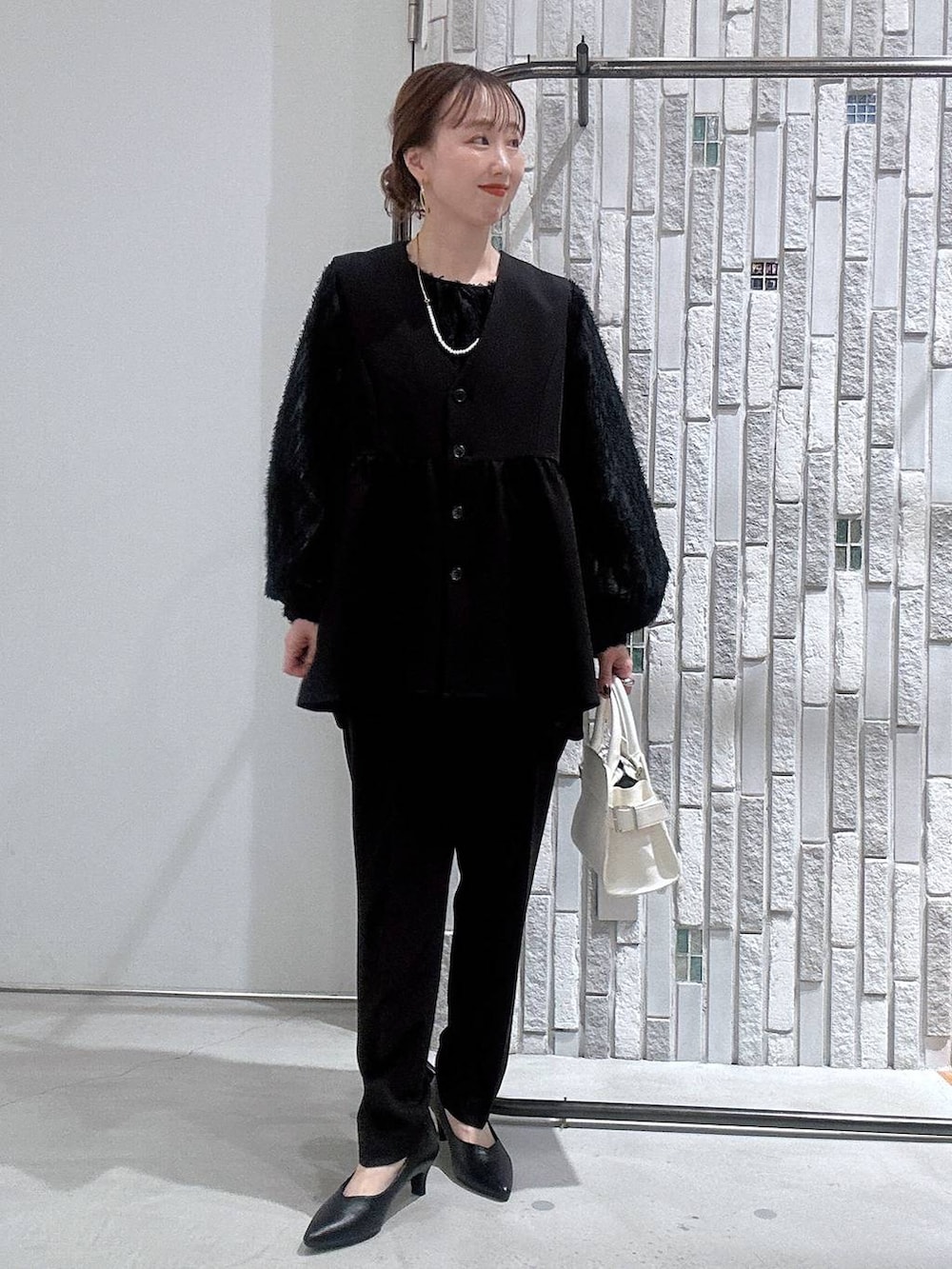 ブラック系のその他パンツ、ブラック系のその他アウター、ブラック系のシャツ/ブラウスを着用したレディースの冬コーディネートの2枚目の写真