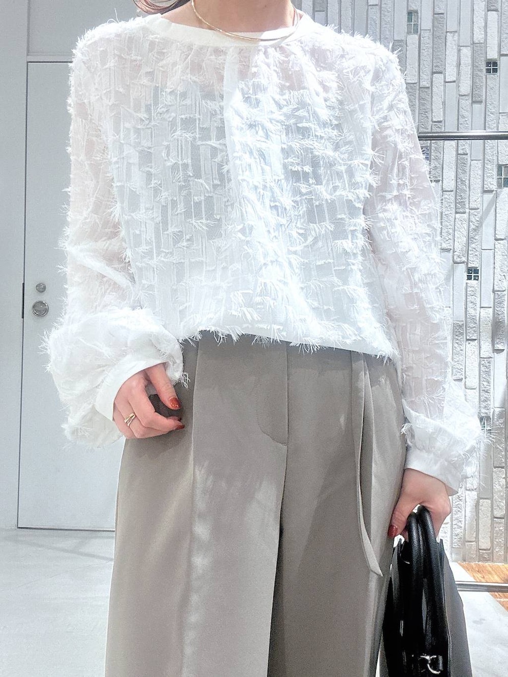 ブラウン系のその他パンツ、ブラウン系のテーラードジャケット、ホワイト系のシャツ/ブラウスを着用したレディースの冬コーディネートの8枚目の写真