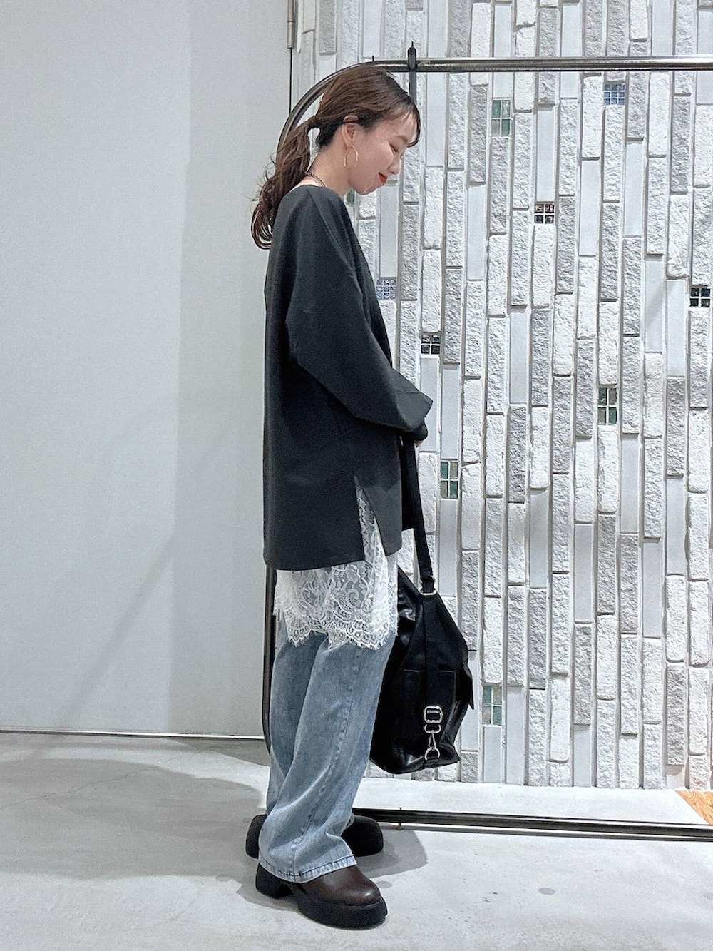 ブラウン系のサンダル、ブラック系のショルダーバッグ、グレー系のTシャツ/カットソーを着用したレディースの春コーディネートの3枚目の写真