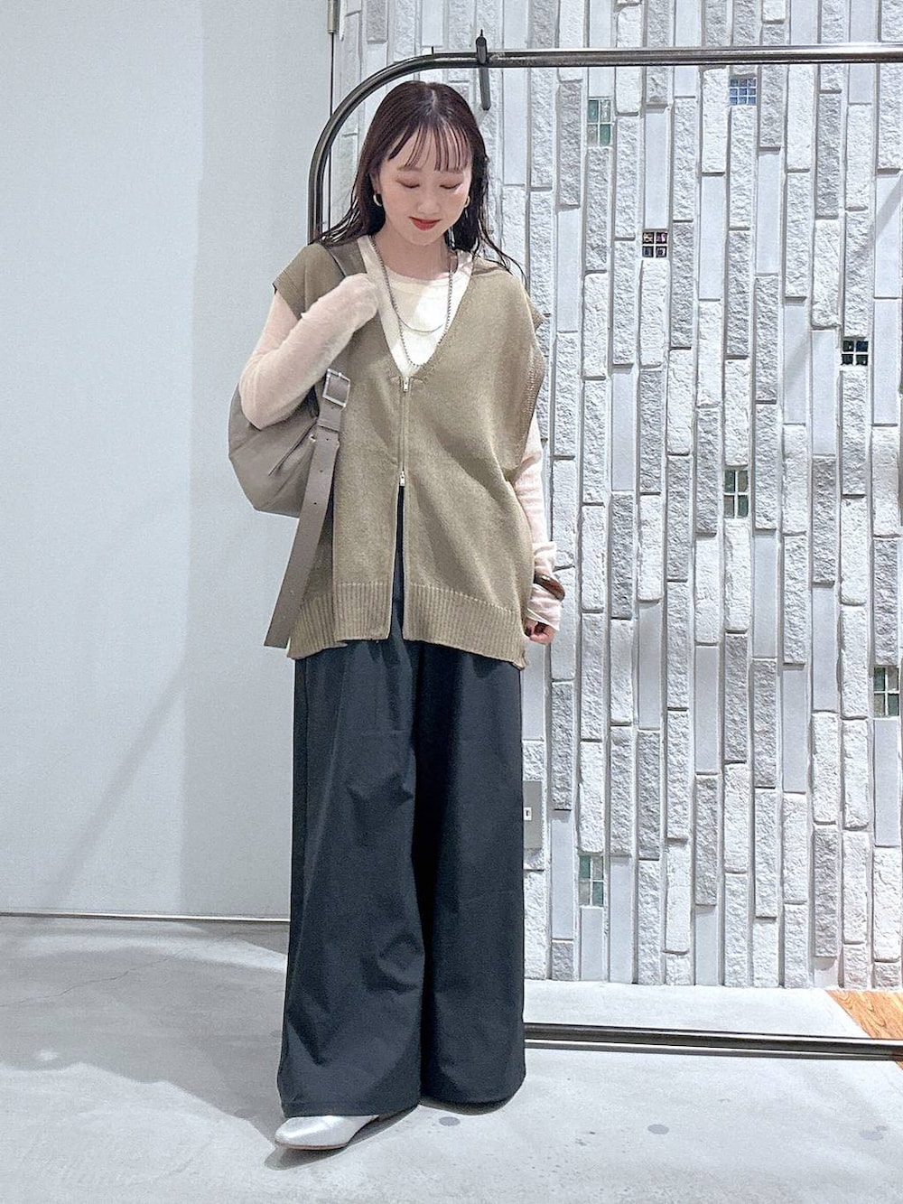 グレー系のその他パンツ、ブラウン系のショルダーバッグ、ホワイト系のTシャツ/カットソーを着用したレディースの春コーディネートの2枚目の写真