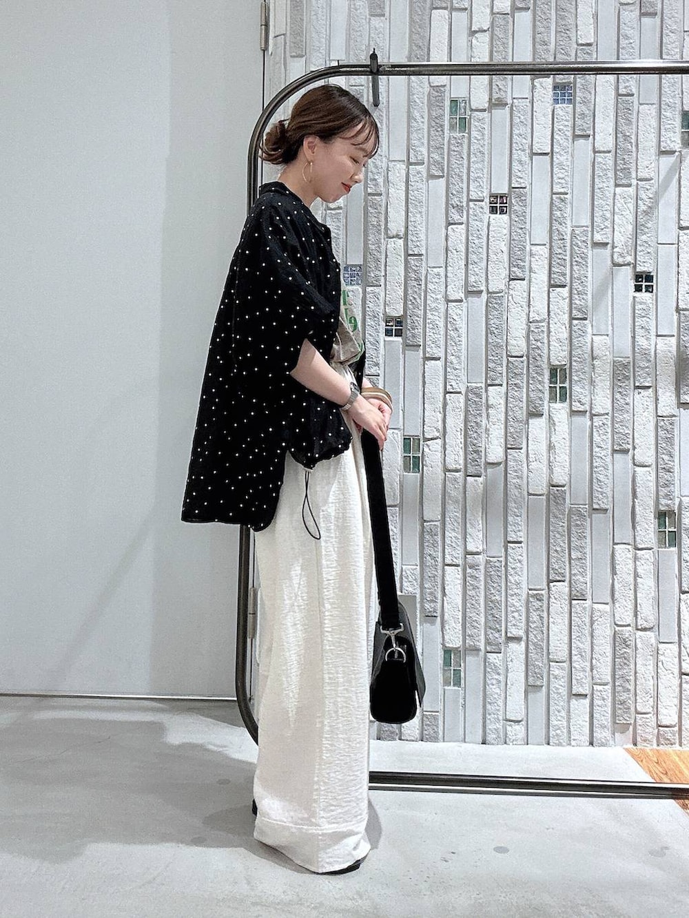ブラック系のシャツ/ブラウス、ブラウン系のTシャツ/カットソー、ブラック系のショルダーバッグを着用したレディースの夏コーディネートの3枚目の写真