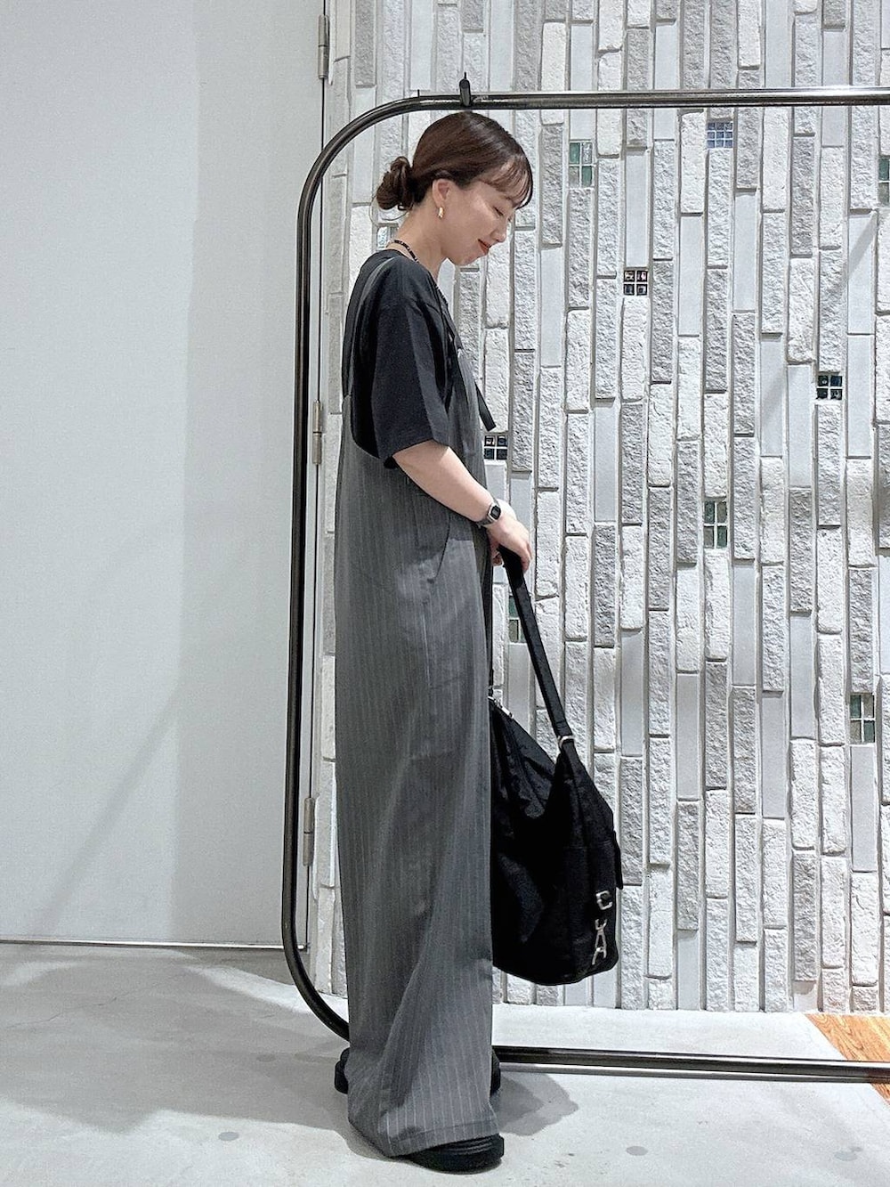グレー系のサロペット/オーバーオール、グレー系のTシャツ/カットソー、ブラック系のショルダーバッグを着用したレディースの夏コーディネートの3枚目の写真