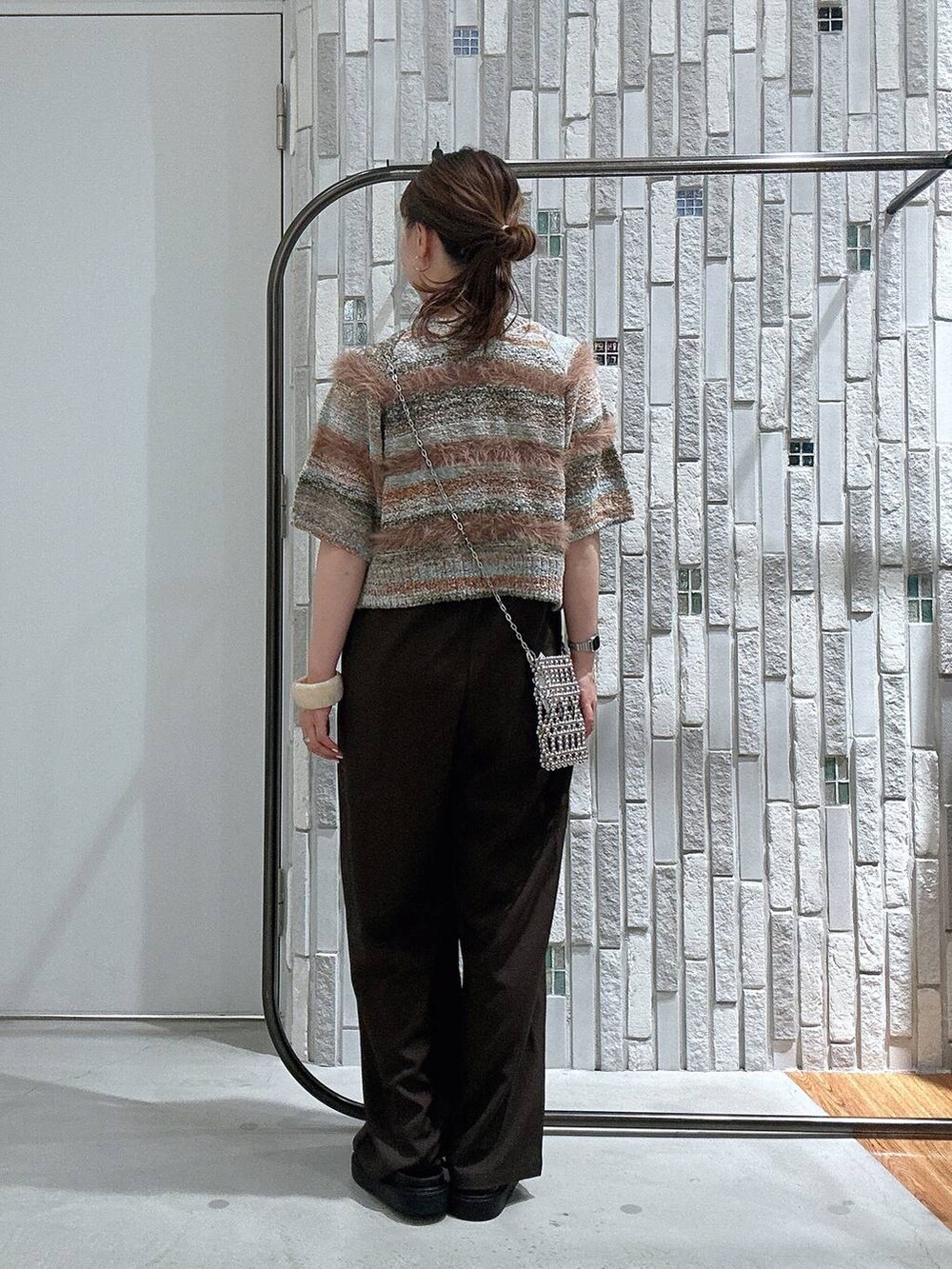 ブラウン系のその他パンツ、ブラウン系のニット/セーター、ブラック系のサンダルを着用したレディースの夏コーディネートの4枚目の写真