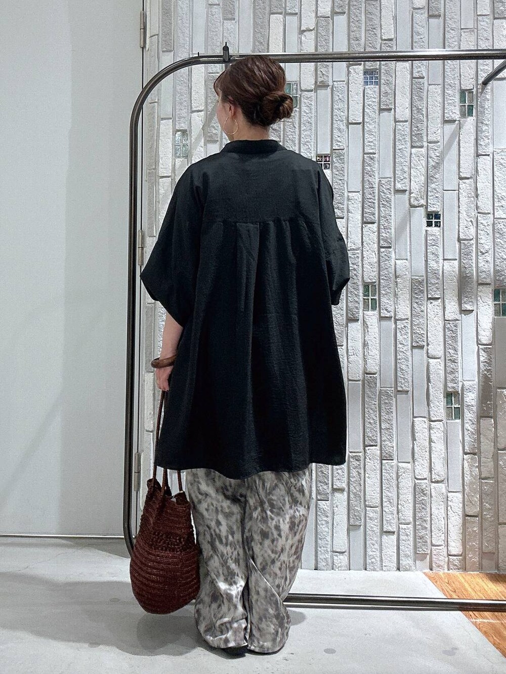 グレー系のシャツ/ブラウス、ブラウン系のショルダーバッグ、ブラック系のパンプスを着用したレディースの春コーディネートの4枚目の写真