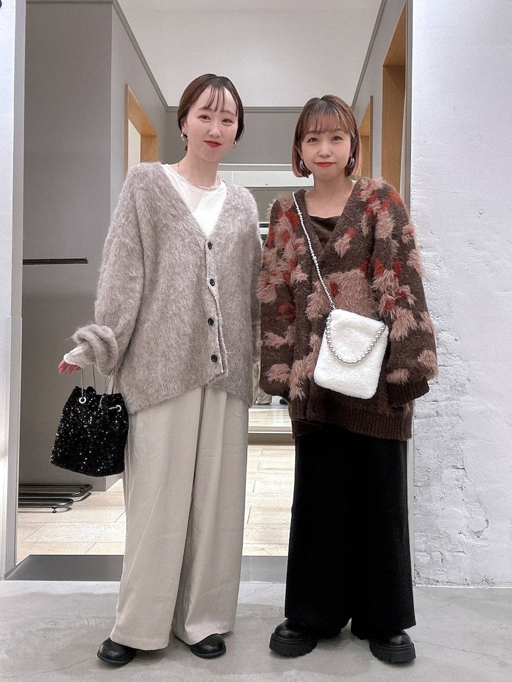 ブラック系のスカート、ブラック系のブーツ、ブラック系のブーツを着用したレディースの冬コーディネートの2枚目の写真