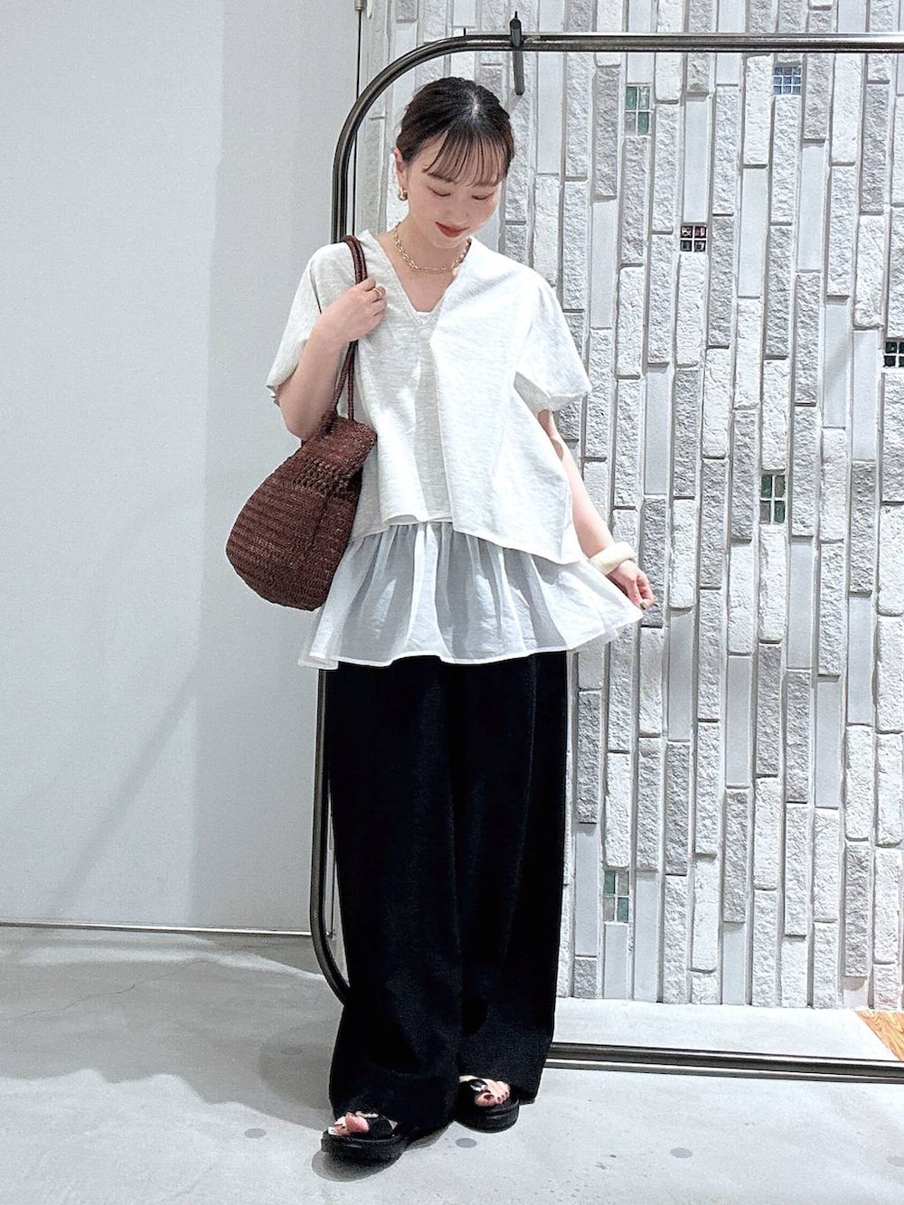 ブラック系のその他パンツ、ブラック系のサンダル、ホワイト系のキャミソールを着用したレディースの春コーディネートの2枚目の写真