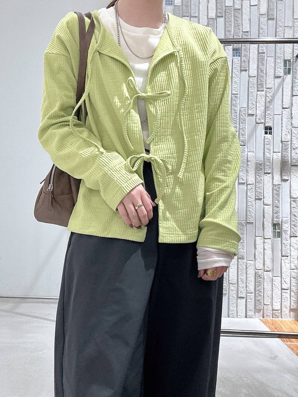 ブラウン系のボストンバッグ、ホワイト系のTシャツ/カットソー、グレー系のその他パンツを着用したレディースの春コーディネートの5枚目の写真