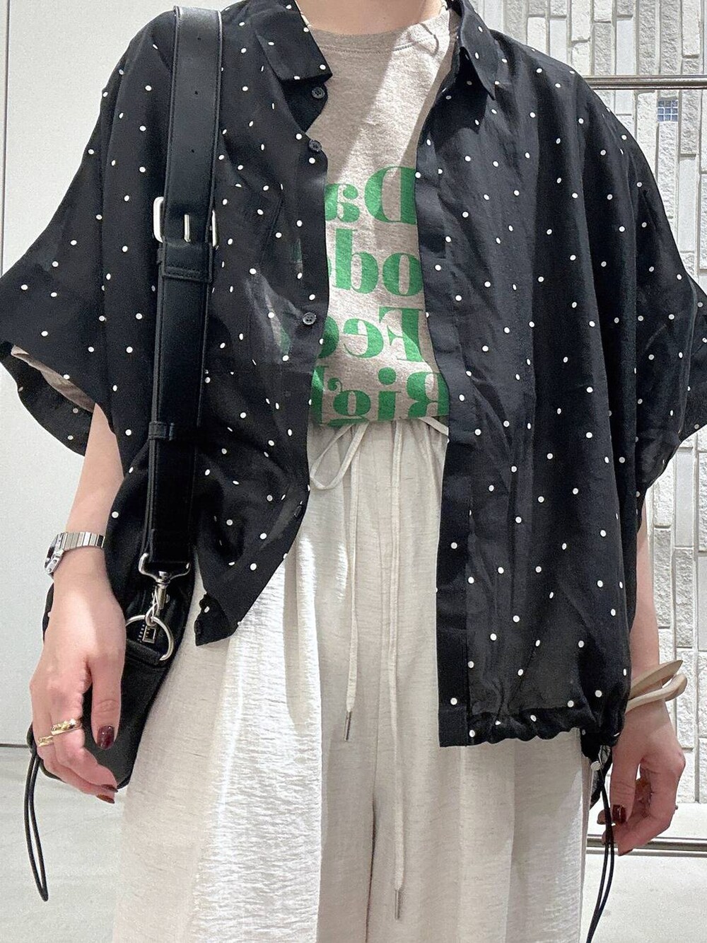 ブラック系のシャツ/ブラウス、ブラウン系のTシャツ/カットソー、ブラック系のショルダーバッグを着用したレディースの夏コーディネートの5枚目の写真