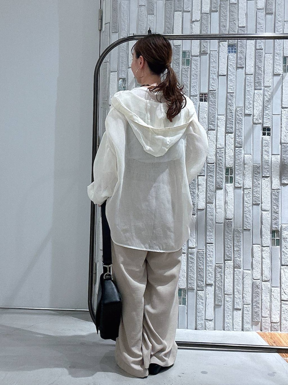 ホワイト系のTシャツ/カットソー、ブラック系のショルダーバッグ、ベージュ系のその他パンツを着用したレディースの春コーディネートの4枚目の写真