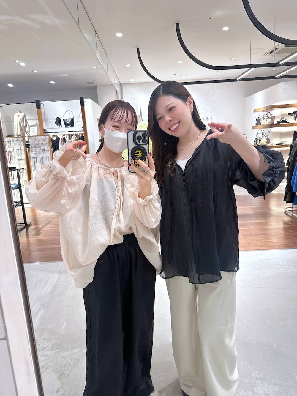 ホワイト系のその他パンツ、ベージュ系のシャツ/ブラウス、ブラック系のシャツ/ブラウスを着用したレディースの春コーディネートの2枚目の写真