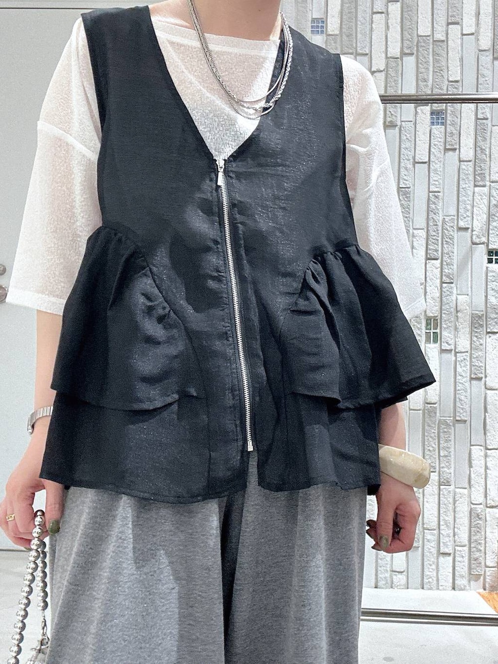 グレー系のその他パンツ、その他のサンダル、シルバー系のショルダーバッグを着用したレディースの春コーディネートの4枚目の写真
