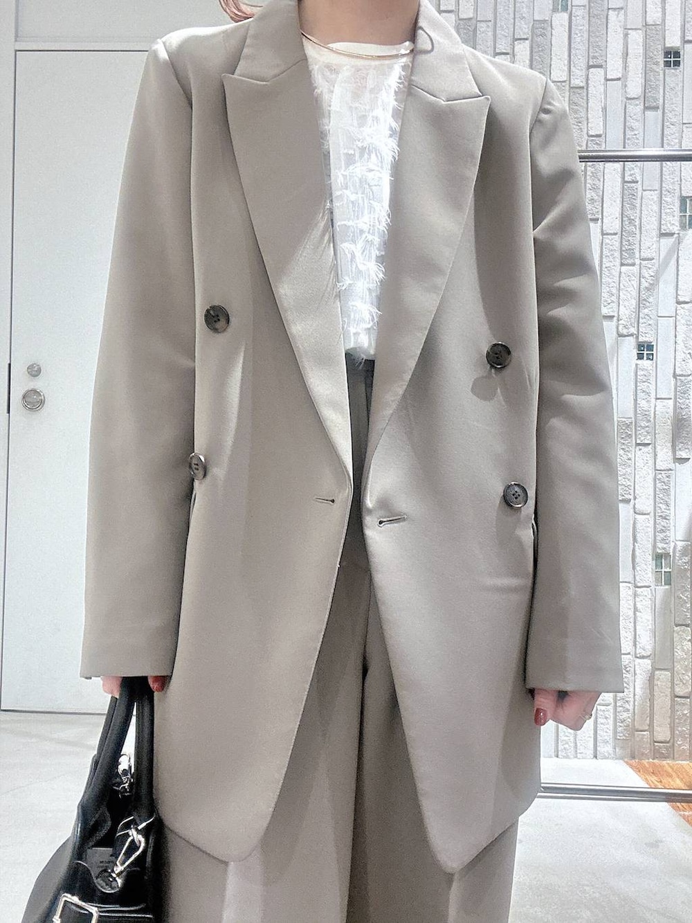 ブラウン系のその他パンツ、ブラウン系のテーラードジャケット、ホワイト系のシャツ/ブラウスを着用したレディースの冬コーディネートの5枚目の写真