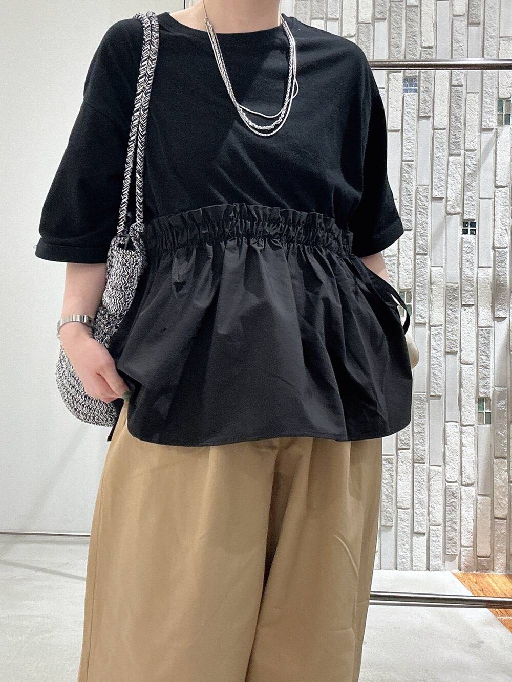 ベージュ系のサンダル、グレー系のショルダーバッグ、ベージュ系のその他パンツを着用したレディースの春コーディネートの5枚目の写真