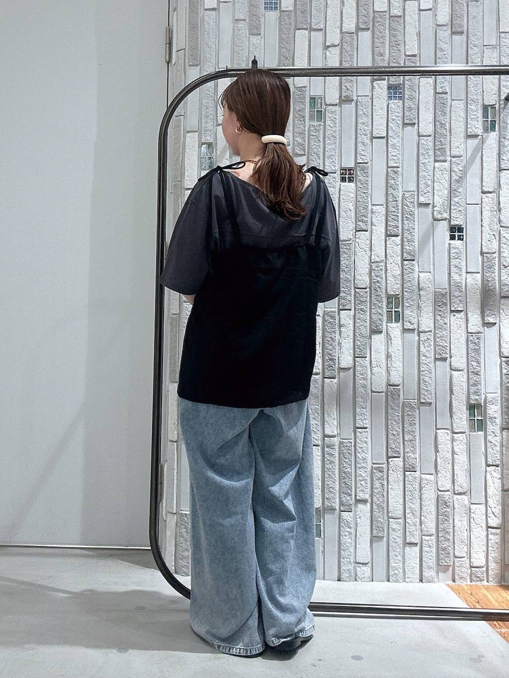 グレー系のTシャツ/カットソー、ブルー系のデニムパンツ、シルバー系のショルダーバッグを着用したレディースの夏コーディネートの4枚目の写真