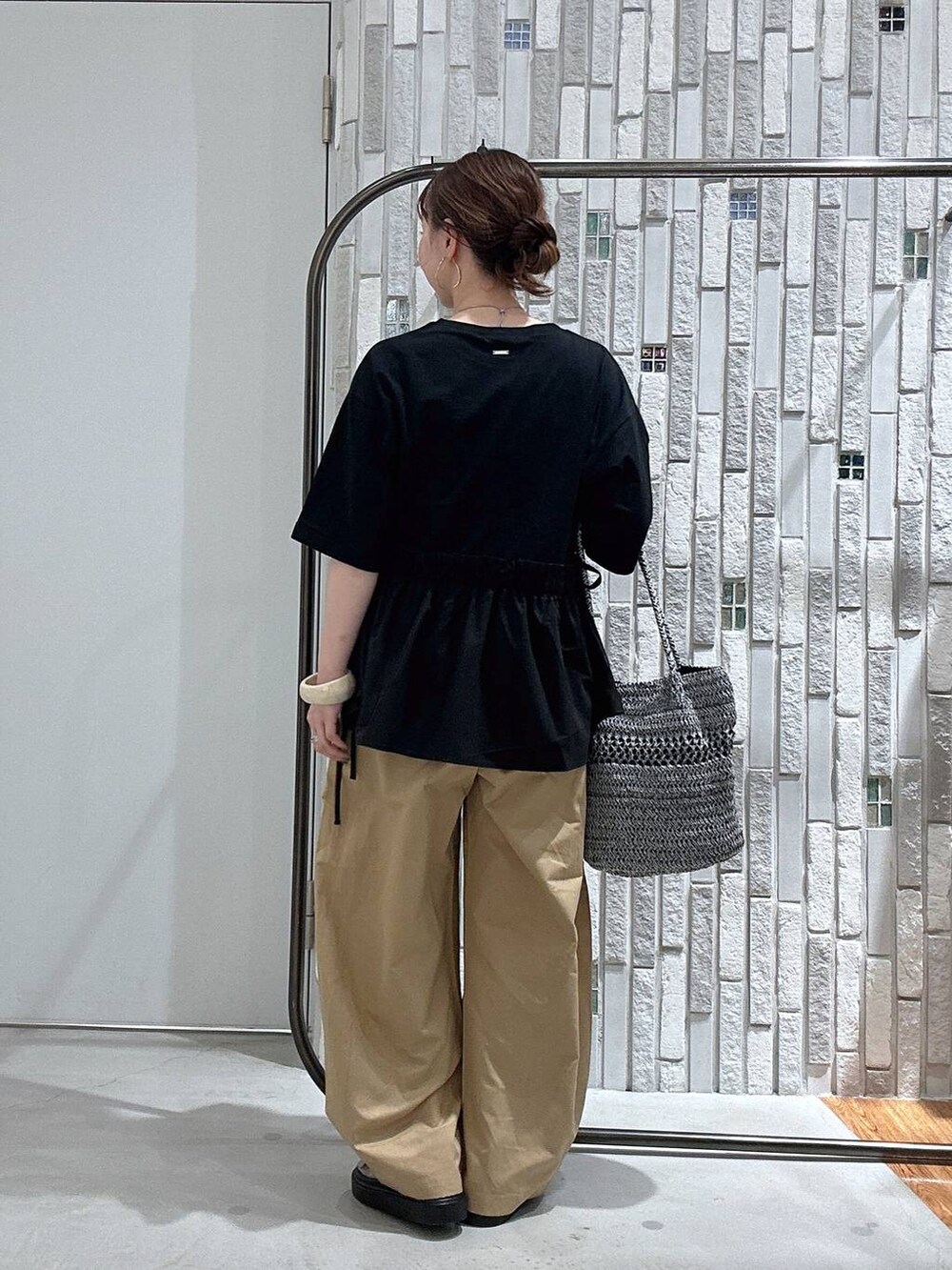 ベージュ系のサンダル、グレー系のショルダーバッグ、ベージュ系のその他パンツを着用したレディースの春コーディネートの4枚目の写真