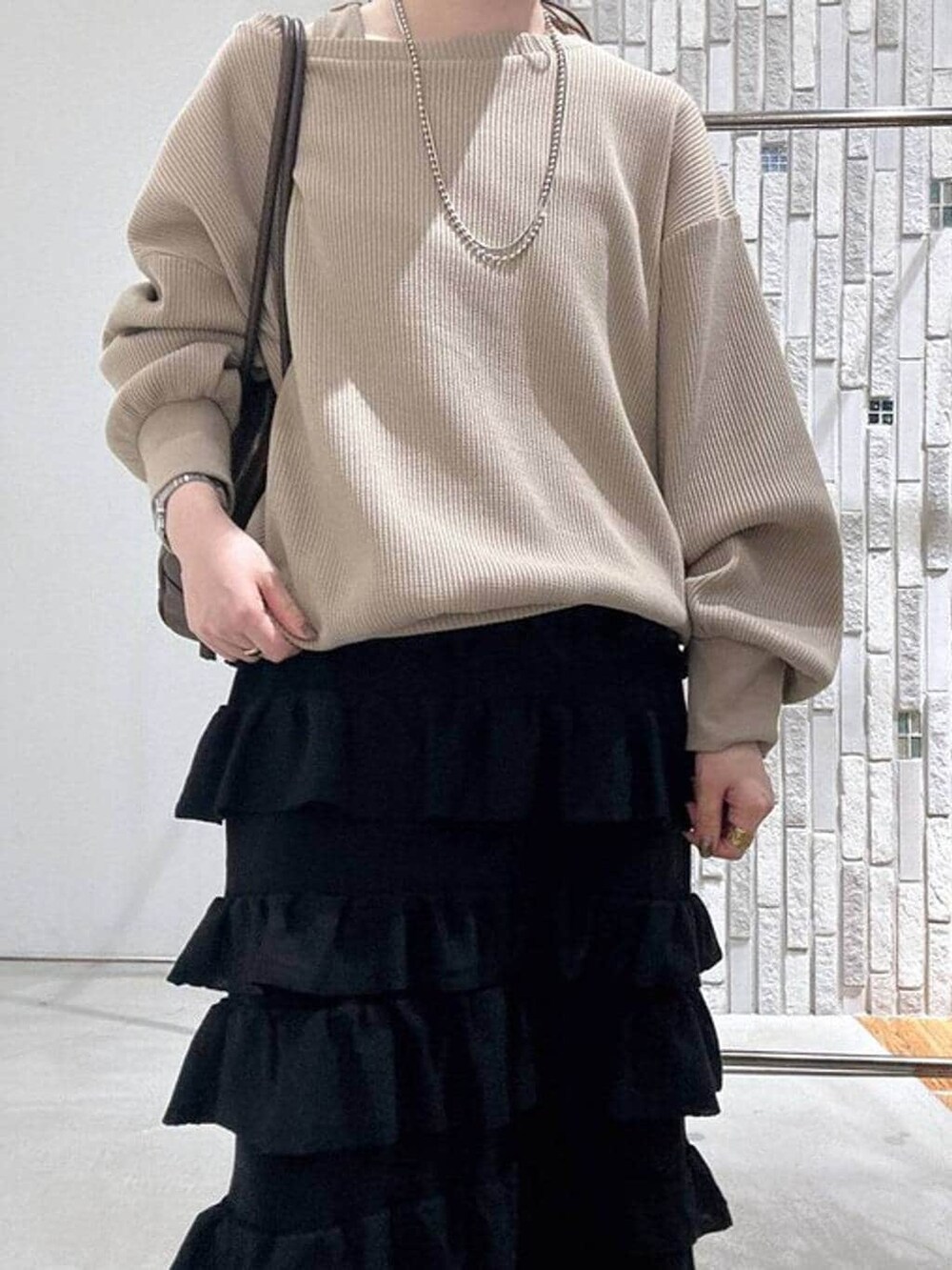 ブラウン系のボストンバッグ、ブラック系のその他シューズ、ブラック系のスカートを着用したレディースの春コーディネートの5枚目の写真