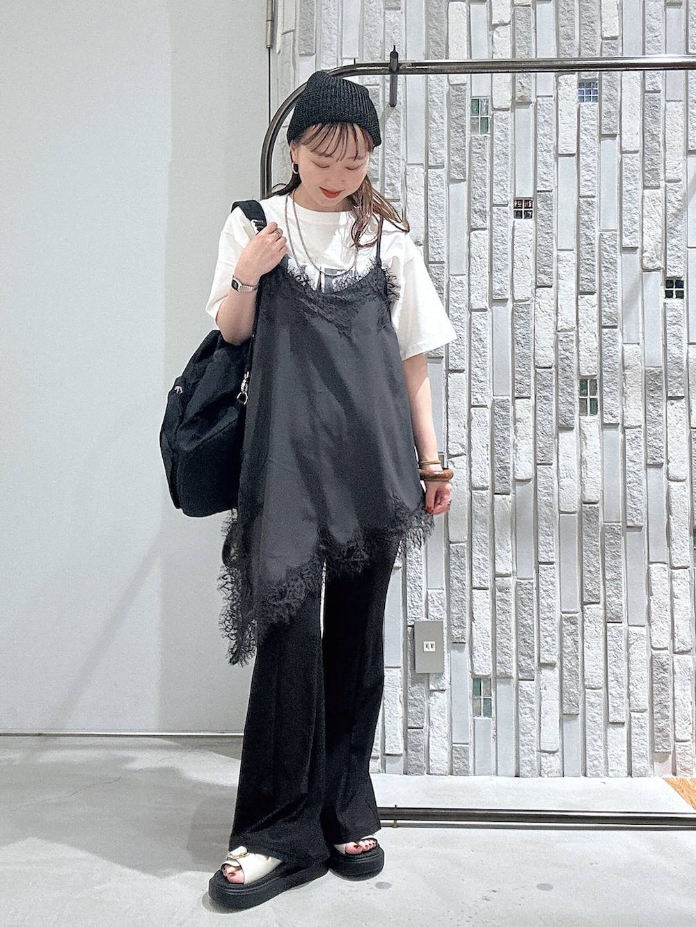 ホワイト系のサンダル、ブラック系のその他パンツ、ブラック系のバックパック/リュックを着用したレディースの春コーディネートの2枚目の写真