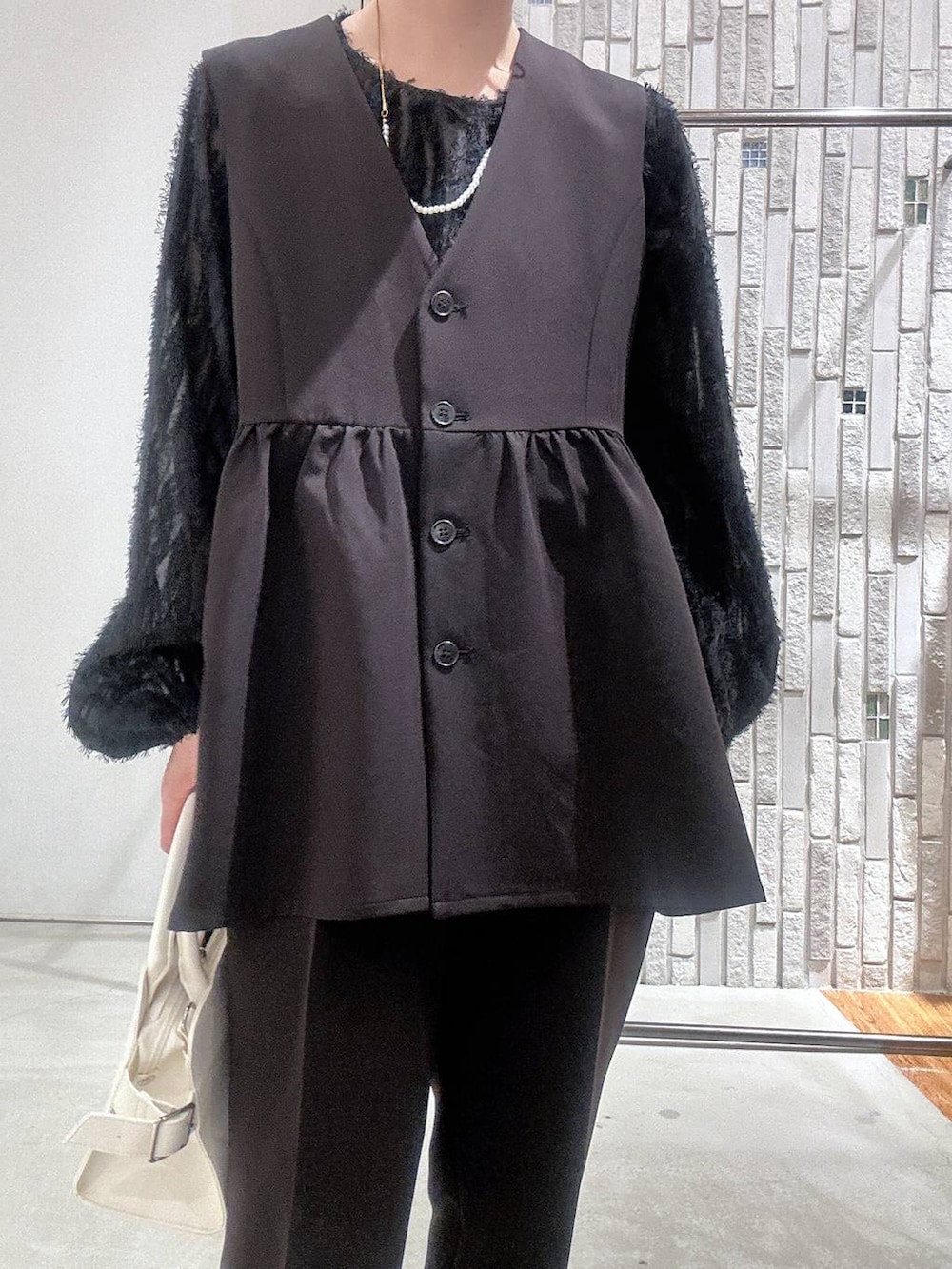 ブラック系のその他パンツ、ブラック系のその他アウター、ブラック系のシャツ/ブラウスを着用したレディースの冬コーディネートの5枚目の写真