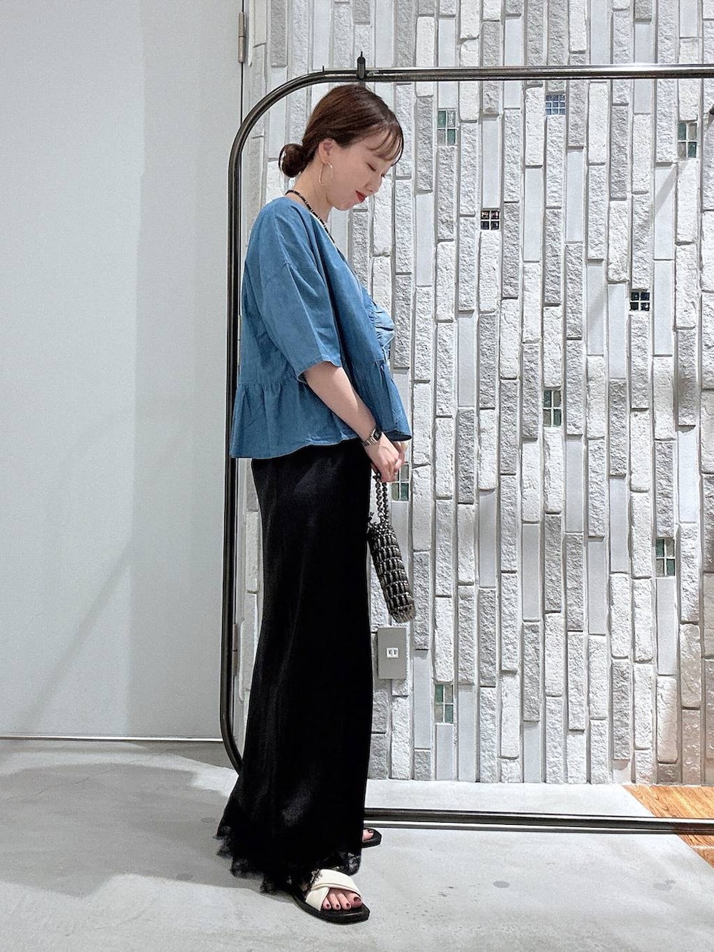 その他のショルダーバッグ、ホワイト系のTシャツ/カットソー、ホワイト系のサンダルを着用したレディースの夏コーディネートの3枚目の写真