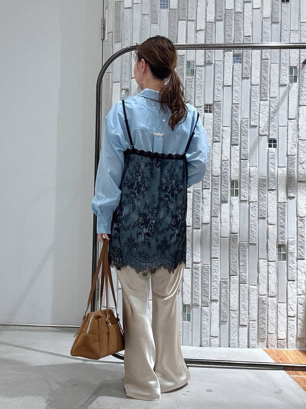 イエロー系のボストンバッグ、ブルー系のシャツ/ブラウス、ホワイト系のその他パンツを着用したレディースの春コーディネートの4枚目の写真