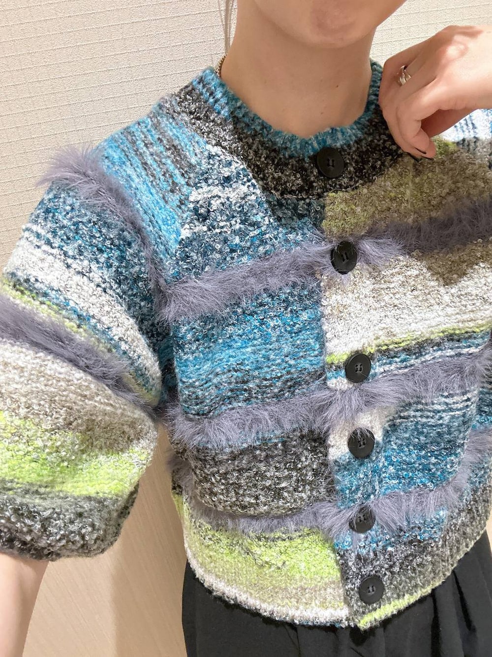 グリーン系のニット/セーターを着用したレディースの夏コーディネートの2枚目の写真