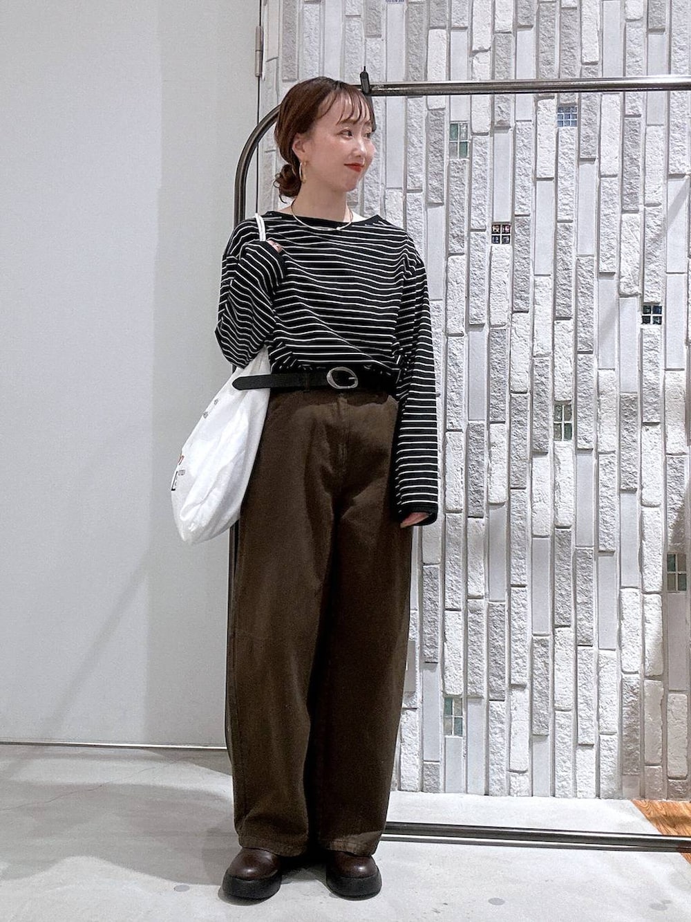 ブラック系のサンダル、グリーン系のその他パンツ、ブラック系のTシャツ/カットソーを着用したレディースの冬コーディネートの2枚目の写真