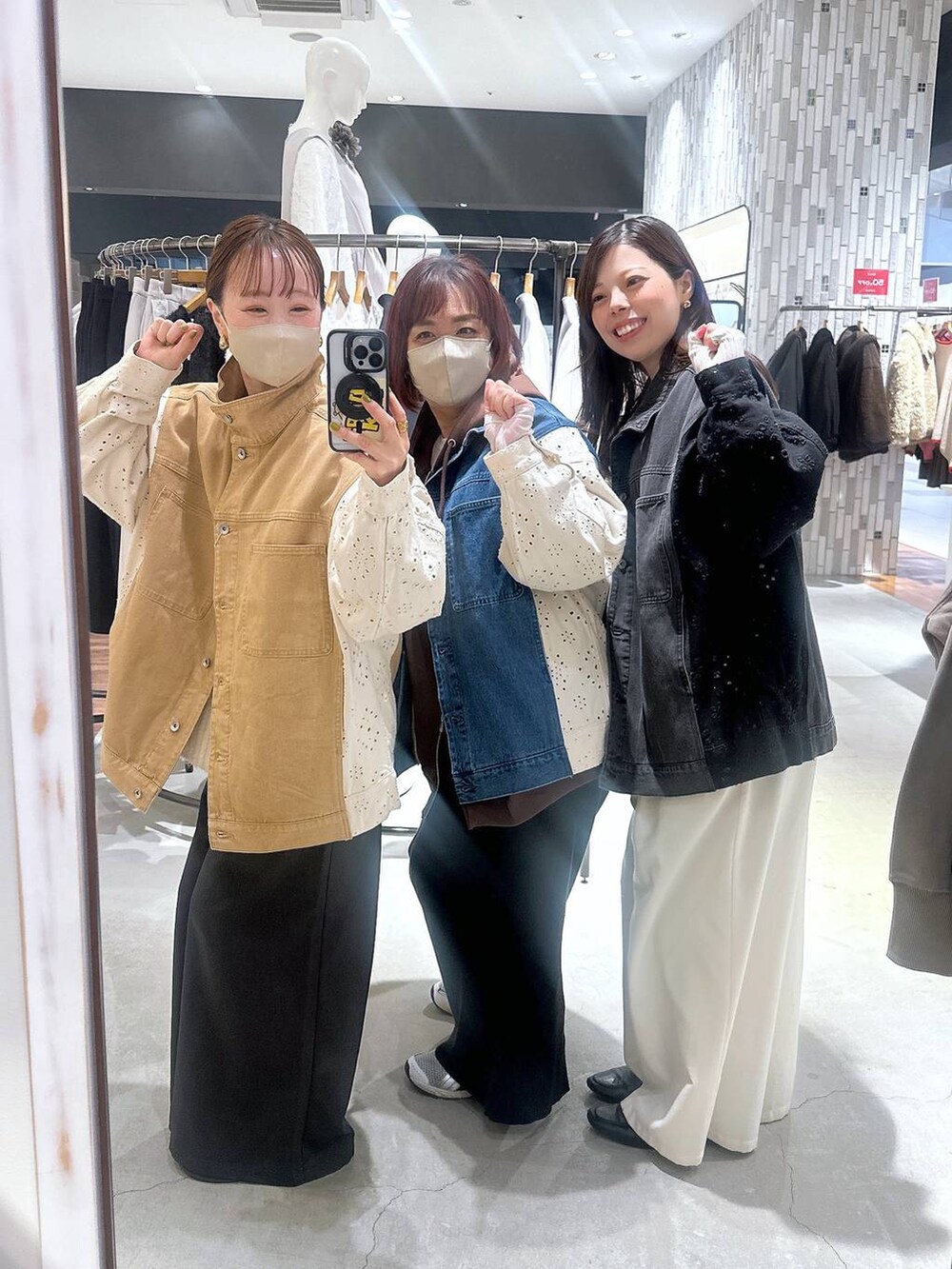 ホワイト系のTシャツ/カットソー、ホワイト系のその他パンツ、グレー系のその他パンツを着用したレディースの冬コーディネートの3枚目の写真