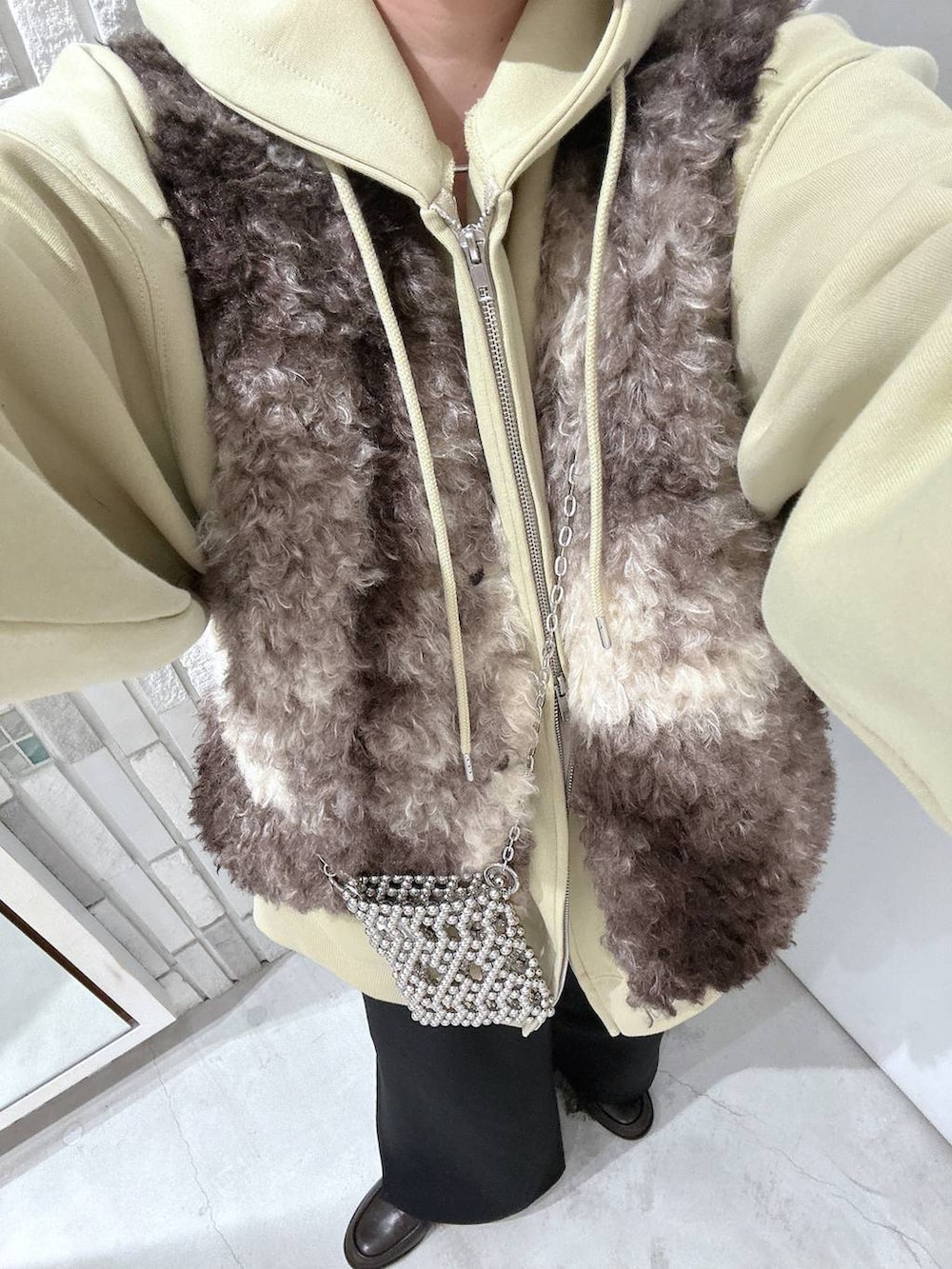 ブラック系のその他パンツ、その他のショルダーバッグ、ブラック系のローファーを着用したレディースの秋コーディネートの6枚目の写真