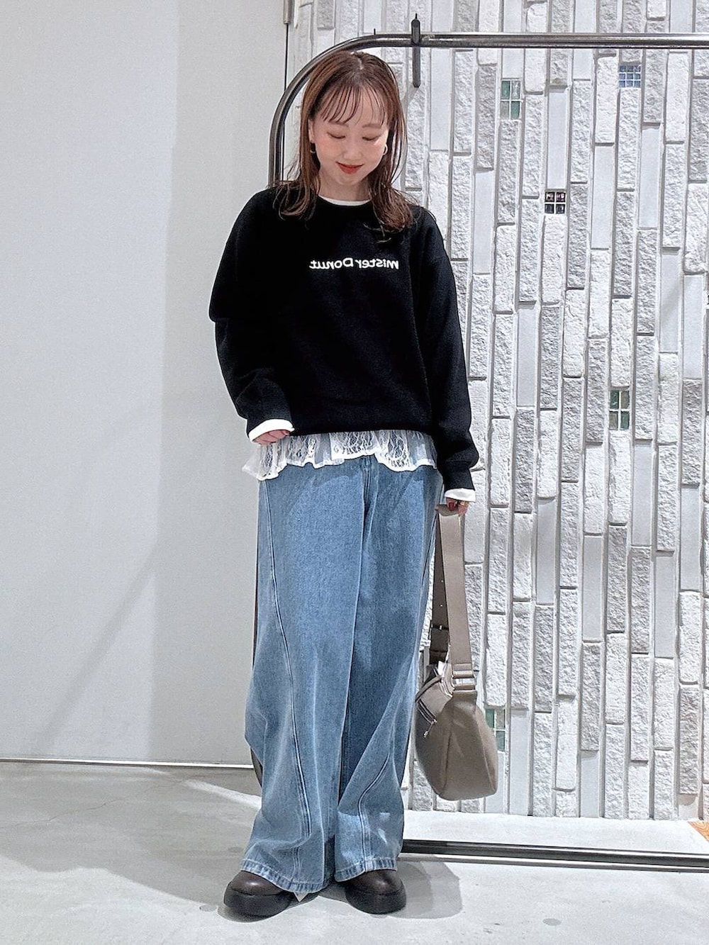 ブラウン系のサンダル、ホワイト系のTシャツ/カットソー、ブルー系のデニムパンツを着用したレディースの冬コーディネートの2枚目の写真