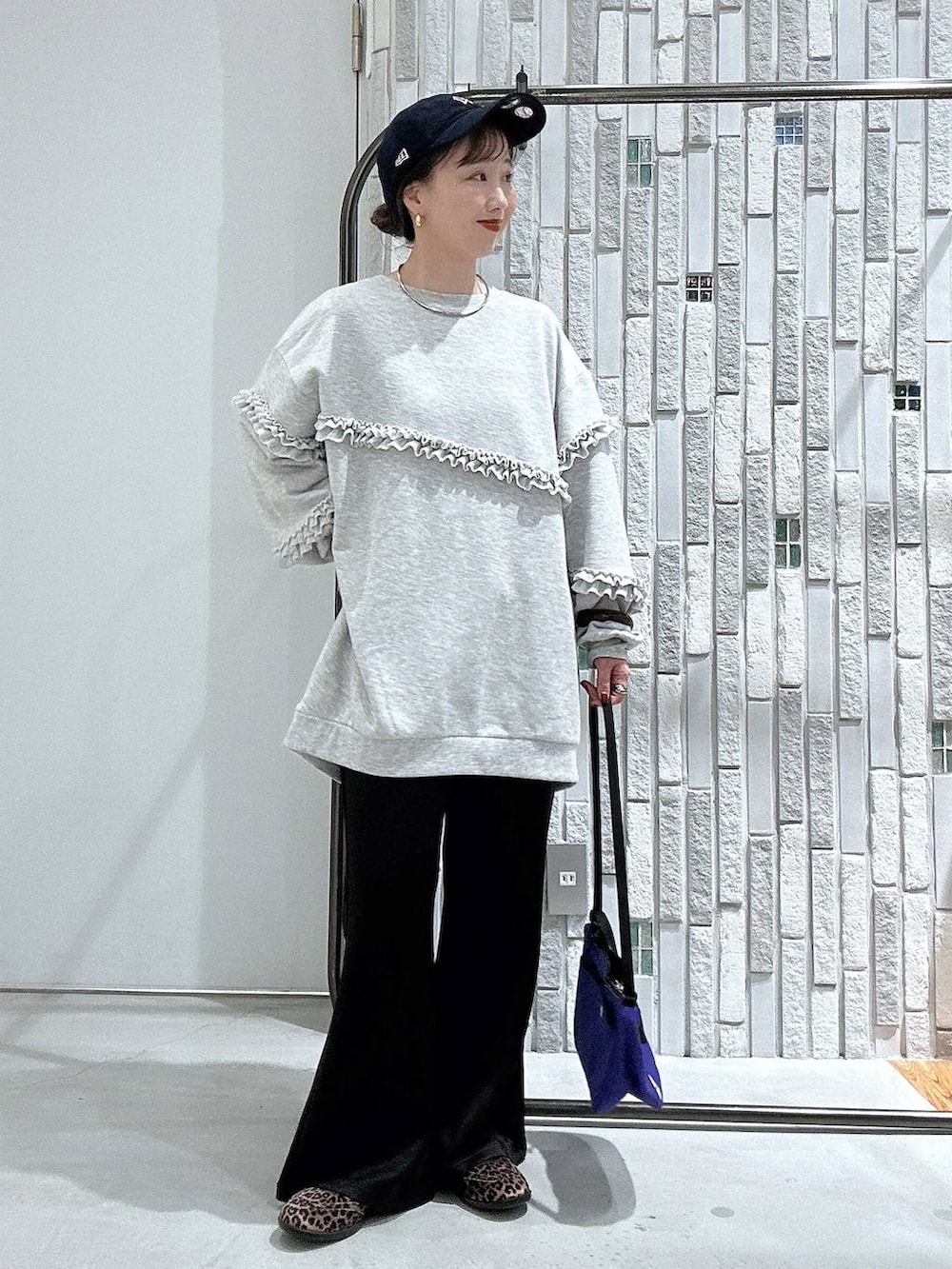 その他のパンプス、パープル系のショルダーバッグ、ブラック系のその他パンツを着用したレディースの秋コーディネートの2枚目の写真