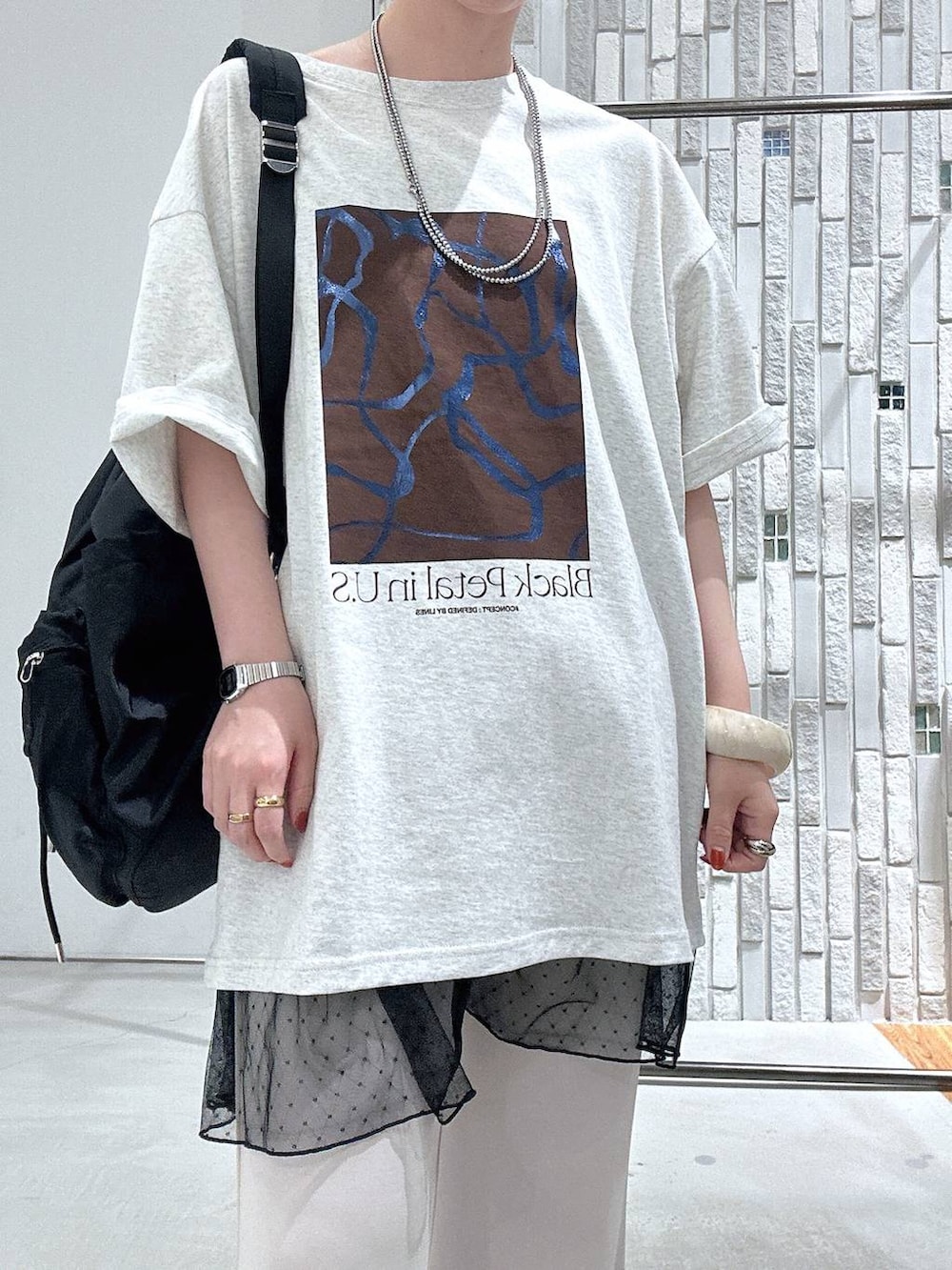 ブラック系のサンダル、ブラック系のキャミソール、ブラック系のバックパック/リュックを着用したレディースの夏コーディネートの5枚目の写真