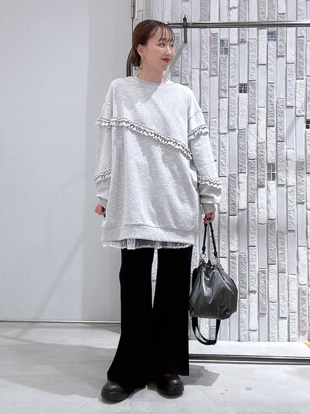 その他のショルダーバッグ、ブラウン系のサンダル、ホワイト系のTシャツ/カットソーを着用したレディースの冬コーディネートの3枚目の写真