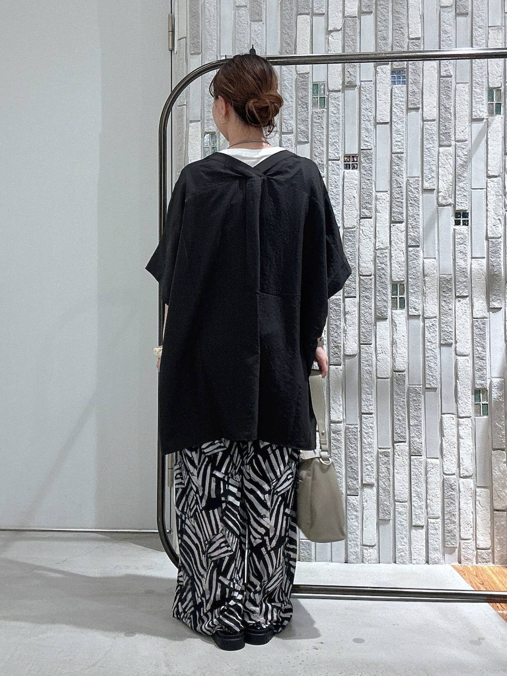 ブラック系のその他パンツ、ブラウン系のサンダル、ホワイト系のタンクトップを着用したレディースの夏コーディネートの4枚目の写真
