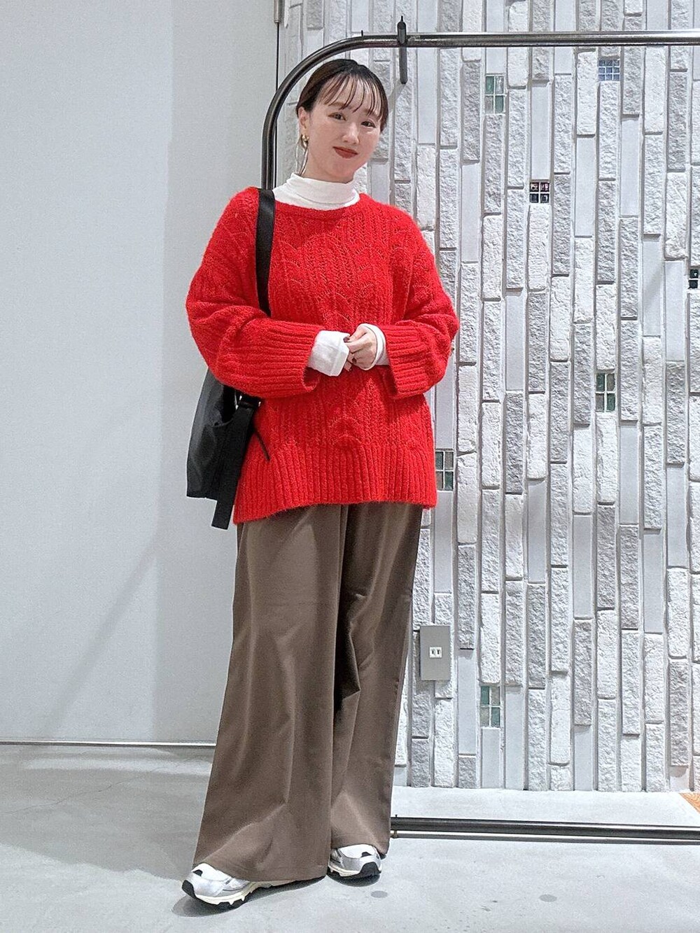 ホワイト系のTシャツ/カットソー、ブラウン系のその他パンツ、ブラック系のショルダーバッグを着用したレディースの冬コーディネートの3枚目の写真