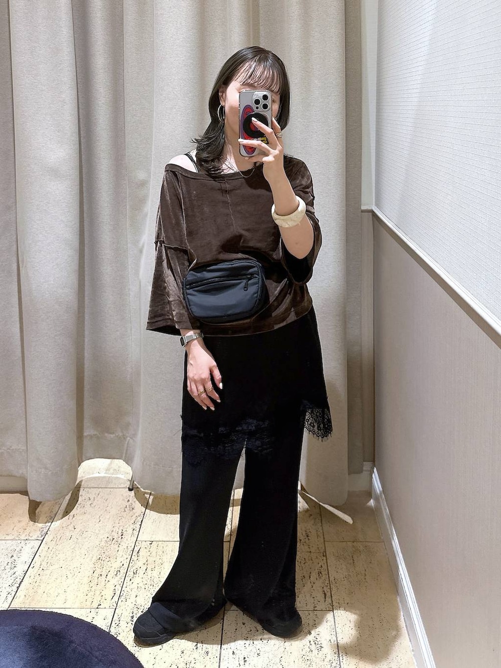 ブラック系のボディバッグ/ウエストポーチ、ブラウン系のTシャツ/カットソーを着用したレディースの秋コーディネートの2枚目の写真